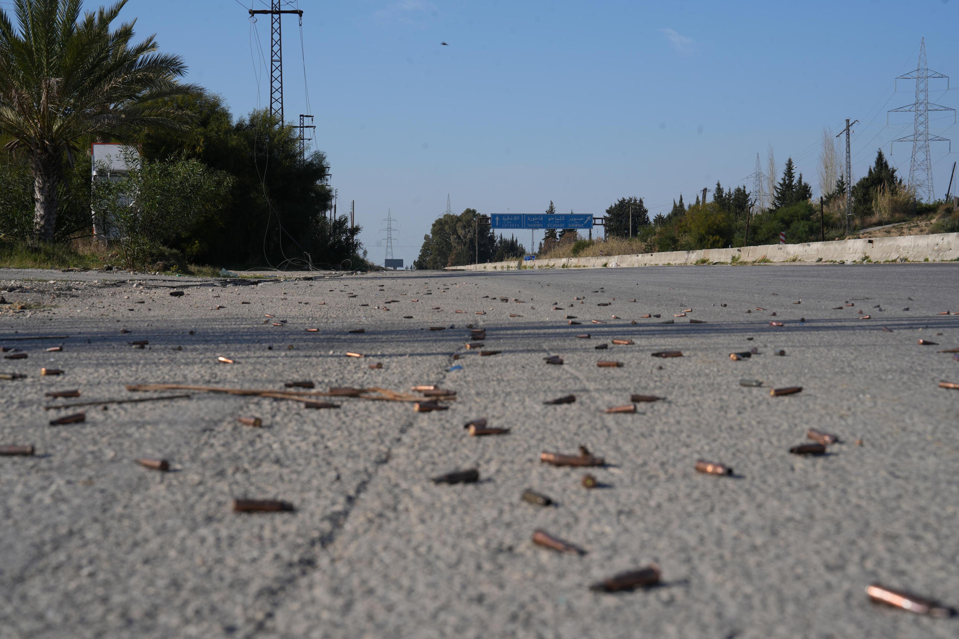 Casquillos de bala esparcidos en la autopista M1 cerca de la ciudad de Jableh, tras un tiroteo durante los enfrentamientos entre leales al antiguo régimen y miembros del gobierno sirio. (Imagen del 13 de marzo de 2025). EFE/ Yahya Nemah