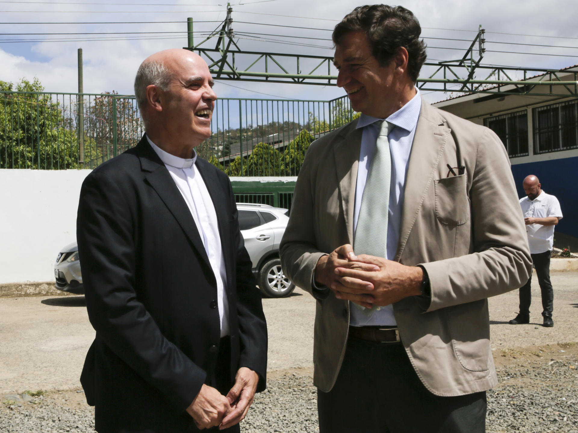 El embajador de España en Honduras, Diego Nuño García (d), habla con el sacerdote español Patricio Larrosa (i) en un evento público este viernes, en Tegucigalpa (Honduras). EFE/Gustavo Amador