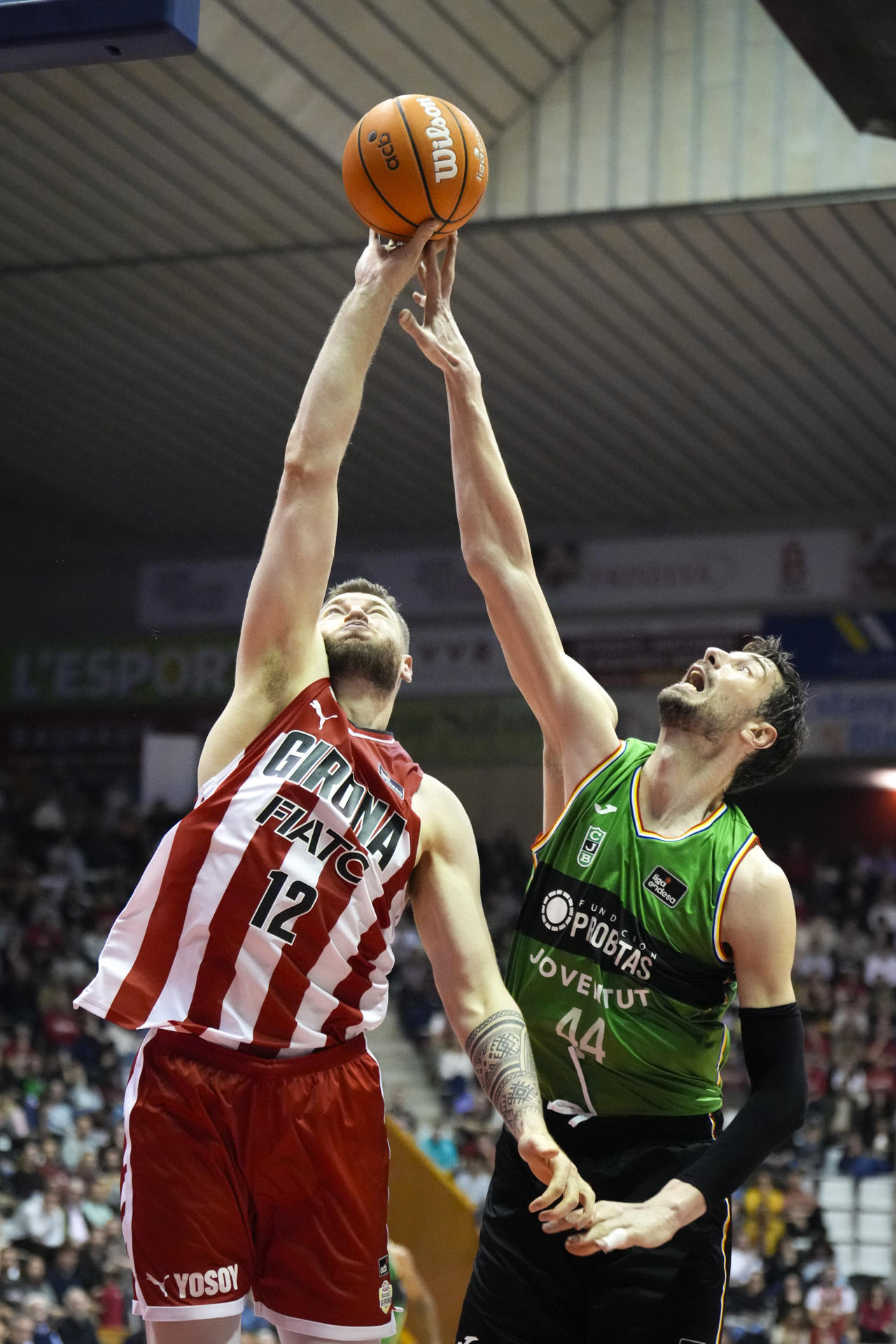 El pívot croata del Joventut Ante Tomic (d) lucha con el lituano Martinas Geben, del Girona, durante el partido de la Liga Endesa entre el Basquet Girona y Joventut Badalona, en el pabellón de Fontajau. EFE/David Borrat.