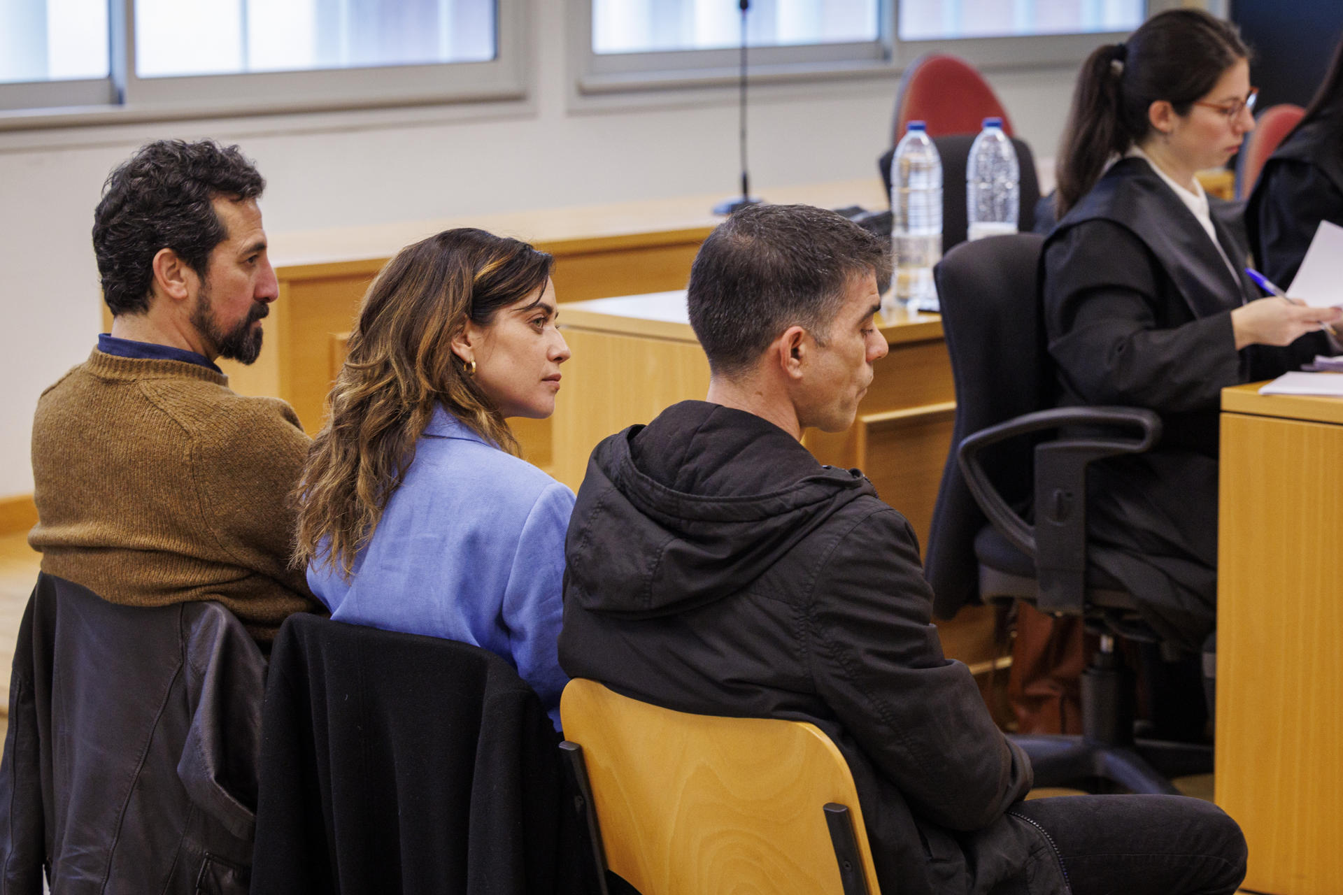 La actriz sevillana María León (c) en la sala de los Juzgados de Sevilla al comienzo del juicio en el que se enfrenta a una petición de la Fiscalía de 21 meses de prisión por los delitos de atentado y lesiones por el altercado que protagonizó, junto a tres personas más, con una patrulla de la Policía Local de Sevilla el 1 de octubre de 2022. EFE/ Julio Muñoz
