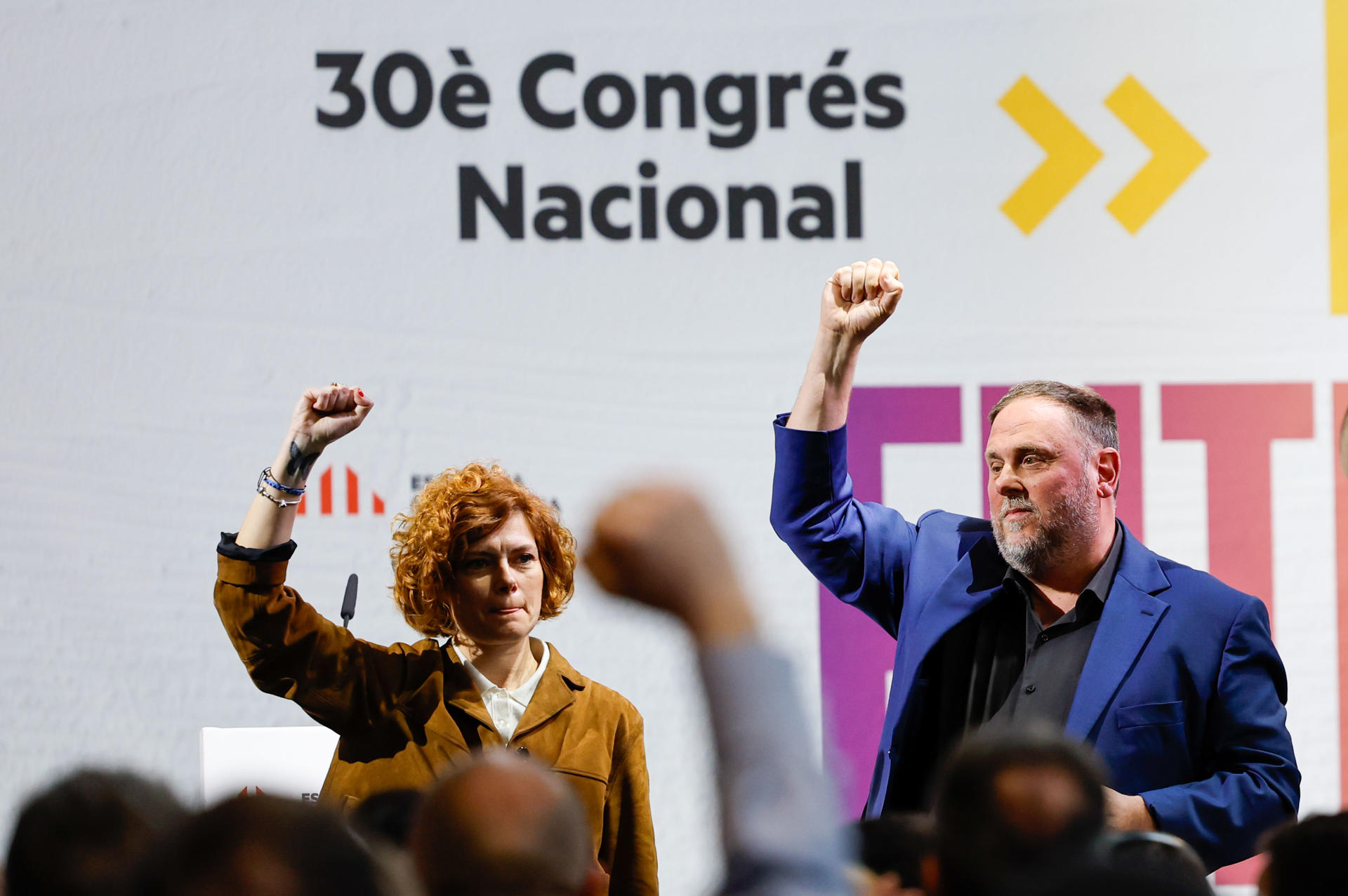 El presidente de ERC, Oriol Junqueras, junto a la secretaria general de ERC, Elisenda Alamany, este domingo durante la clausura del 30º Congreso Nacional de ERC, celebrado este fin de semana en el recinto de Ca n'Oliveres de Martorell (Barcelona). EFE/Alberto Estévez