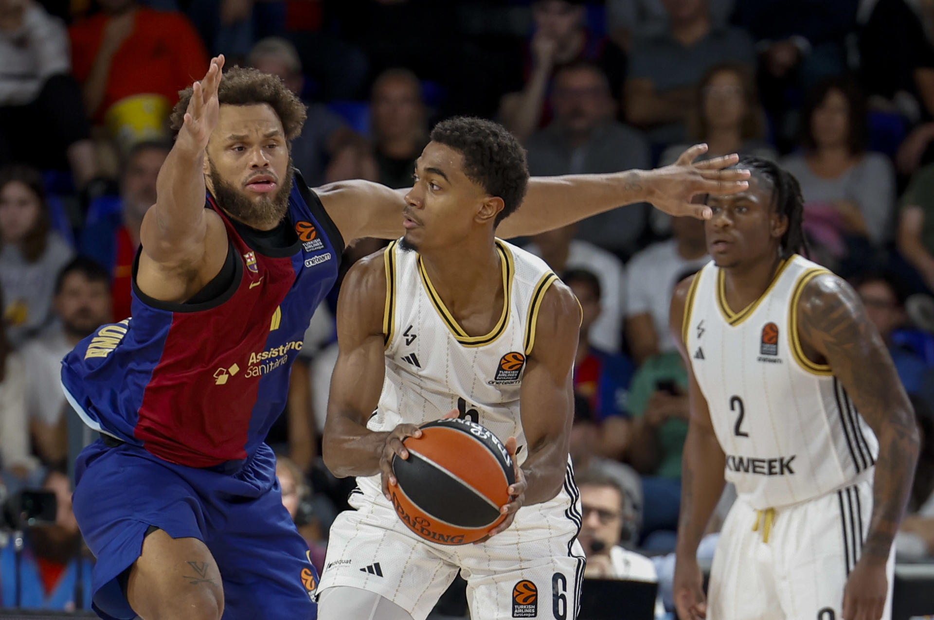 El base francés Theo Maledon (c) con el balón ante el alero estadounidense Justin Anderson (i), durante el partido de la Euroliga que enfrentó al ASVEL Lyon-Villeurbanne contra el Barça el pasado 25 de octubre, en el Palau Blaugrana de Barcelona. EFE/ Toni Albir