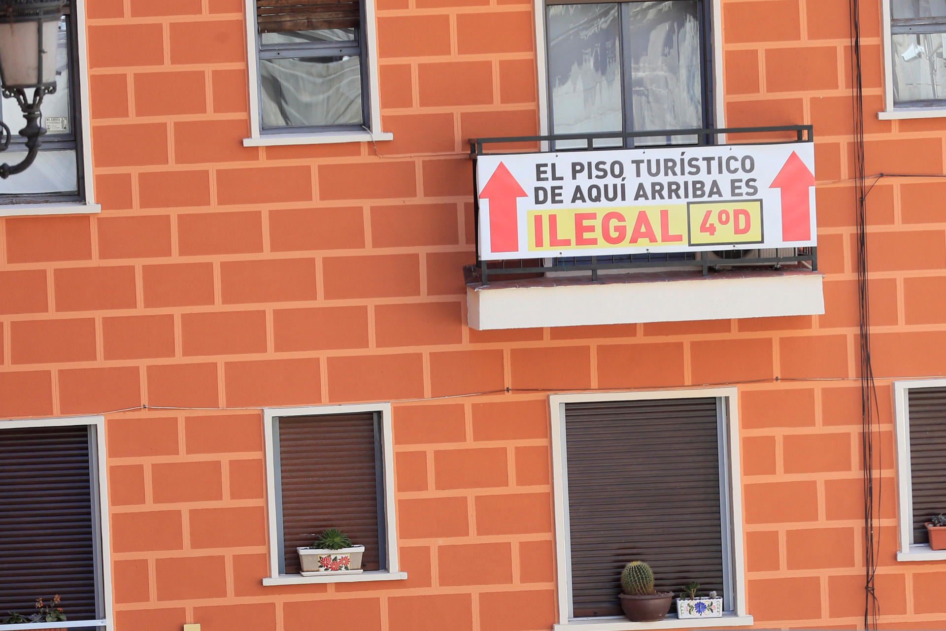 Imagen de archivo de un cartel en un balcón que informa de la existencia de un piso turístico en un edificio del centro de Madrid. EFE/Fernando Alvarado