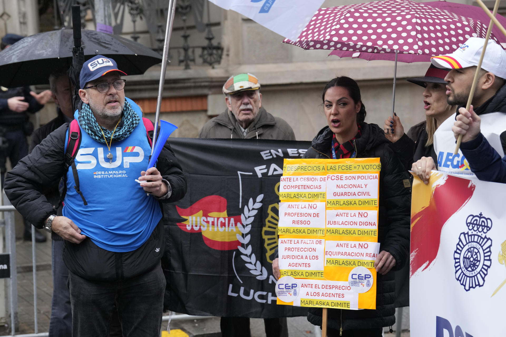 Asociaciones y sindicatos de la Guardia Civil y la Policía Nacional convocaron este mediodía en Barcelona una concentración ante la Delegación del Gobierno en Cataluña en protesta por el acuerdo entre PSOE y Junts que permite a los Mossos d'Esquadra asumir competencias en control de la inmigración. EFE/Alejandro García