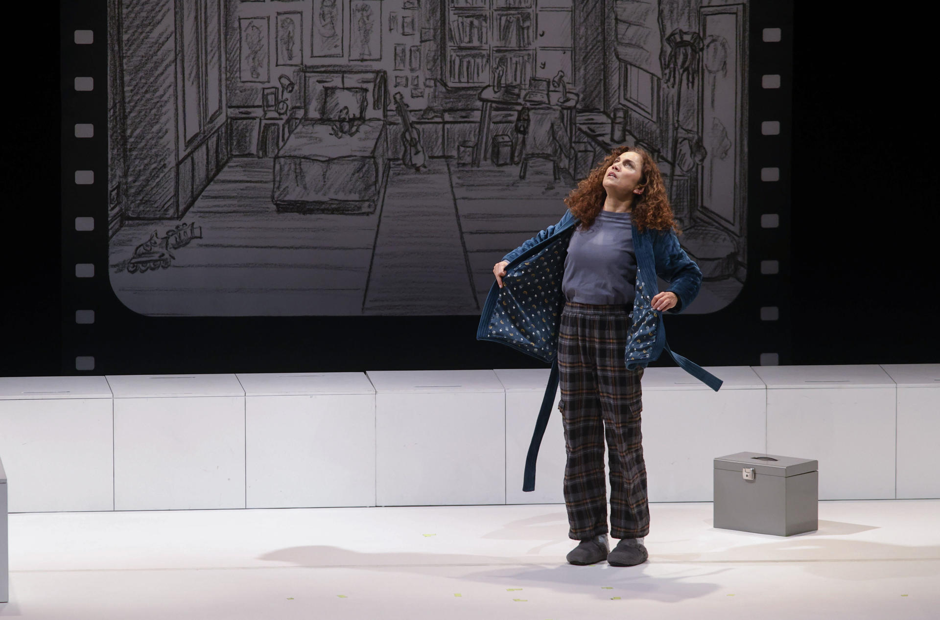 La actriz Toni Acosta durante su puesta en escena de la obra ´Una madre de película´, inaugurando el Festival Internacional del Monólogo Teatral Singular´ hoy viernes en la localidad coruñesa de Narón. EFE / Kiko Delgado.