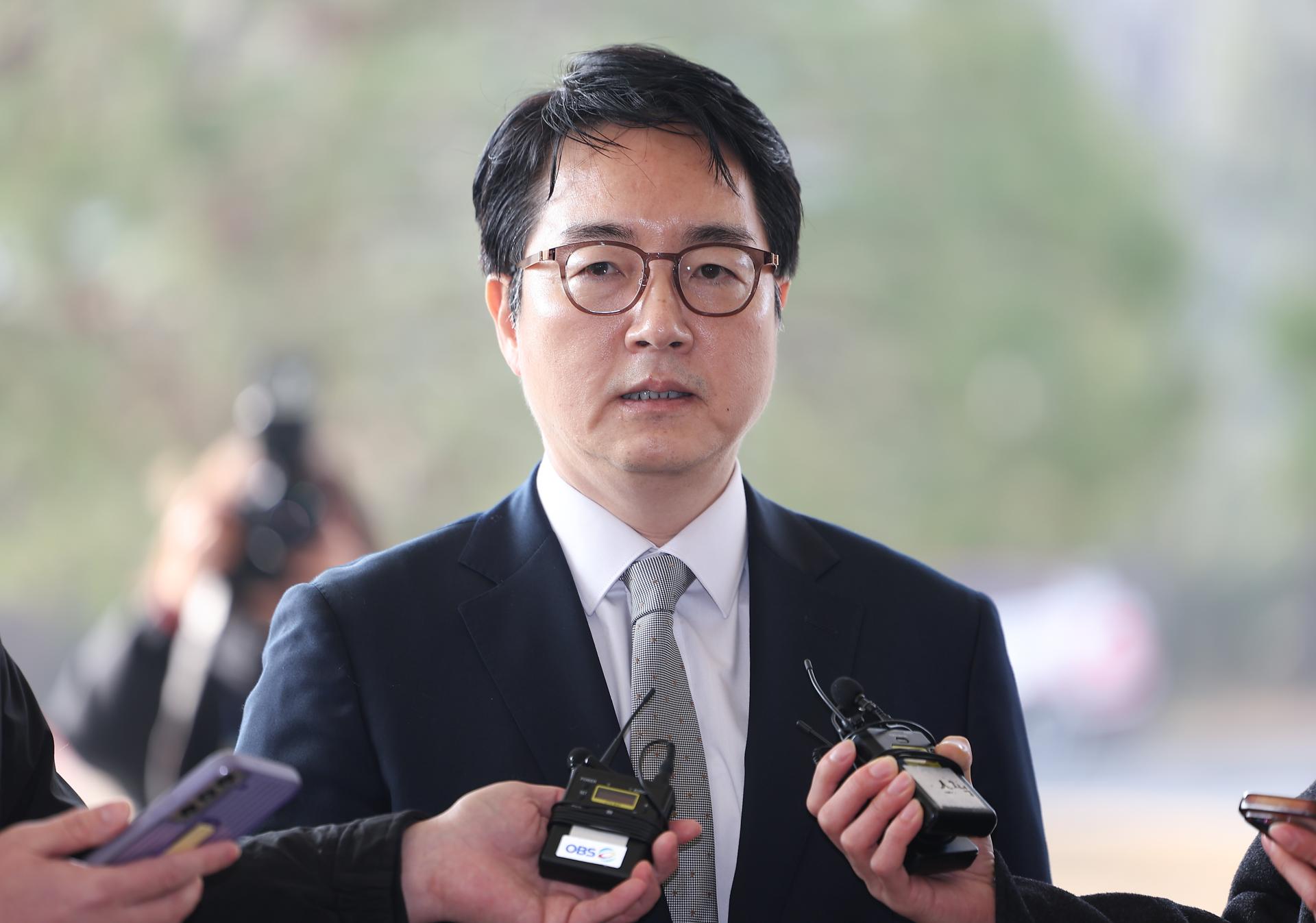 El fiscal general Shim Woo-jung habla con los reporteros al llegar a su trabajo en la Oficina del Fiscal Supremo en Seúl, Corea del Sur, el 10 de marzo de 2025, después de que la fiscalía decidiera no apelar la decisión de un tribunal que permitió al presidente surcoreano destituido Yoon Suk Yeol ser juzgado sin detención física por su intento fallido de imponer la ley marcial en diciembre de 2024. (South Korea, Seoul)
EFE/EPA/YONHAP SURCOREA PROHIBIDO