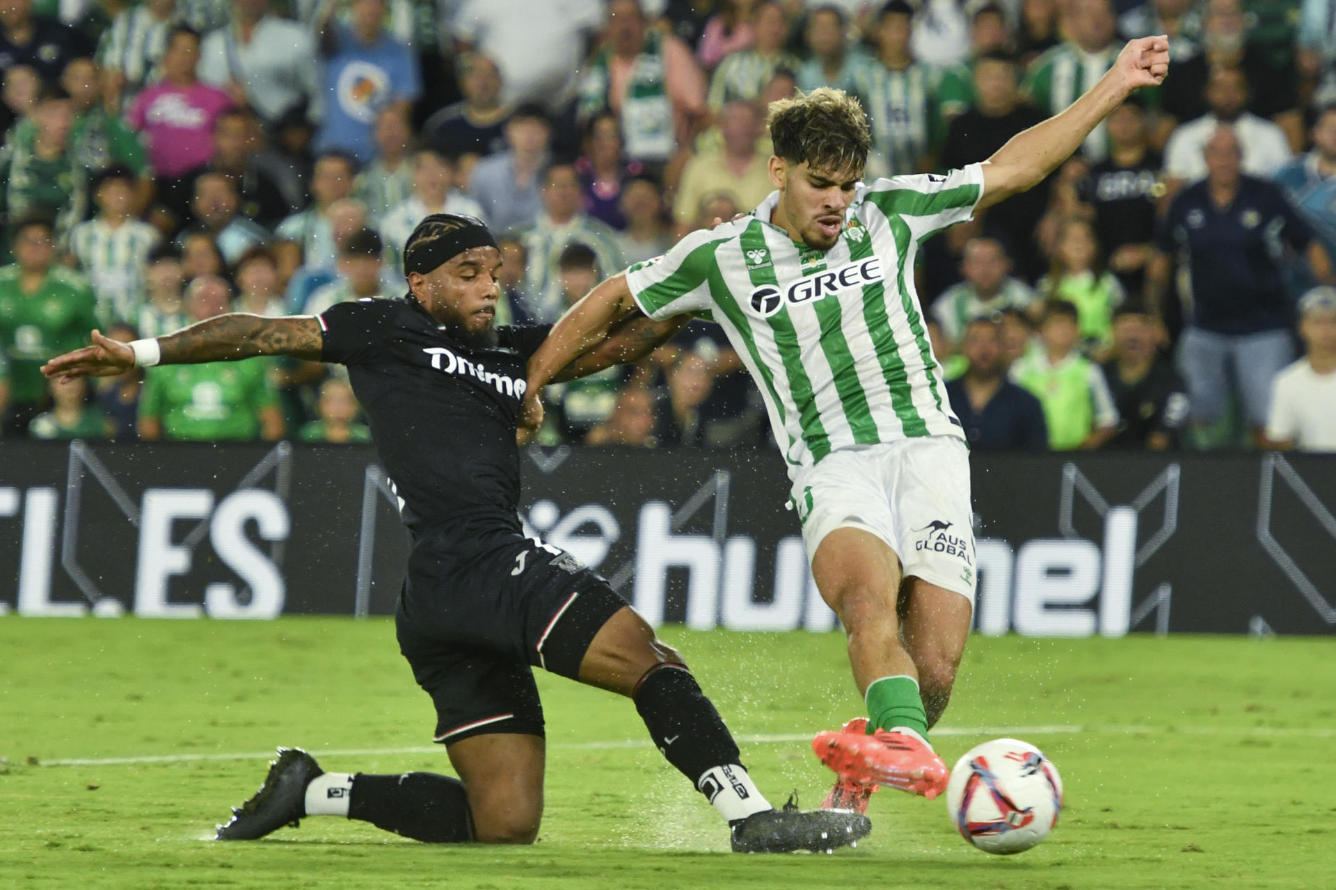 El centrocampista del Real Betis Abde Ezzalzouli (d) disputa un balón con Valentin Rosier, del Leganés, durante el encuentro de la primera vuelta entre el Betis y Leganés. EFE/ Raúl Caro
