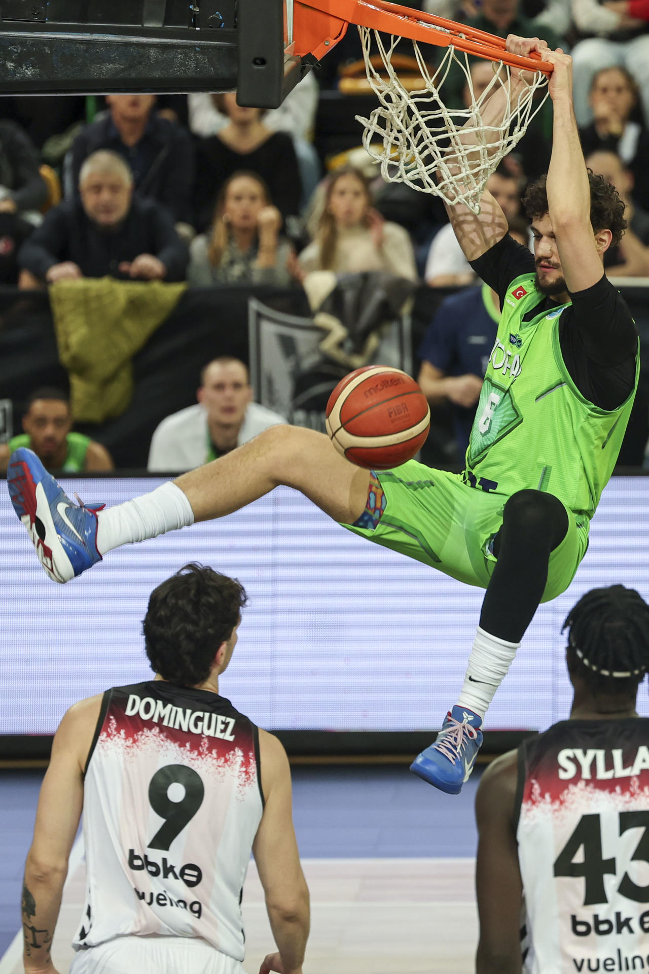 El alero serbio del Tofas Uros Trifunovic (d) efectúa un mate ante Rubén Domínguez, del Bilbao Basket, durante el partido de la Copa Europa FIBA de baloncesto en el Bilbao Arena. EFE/ Luis Tejido