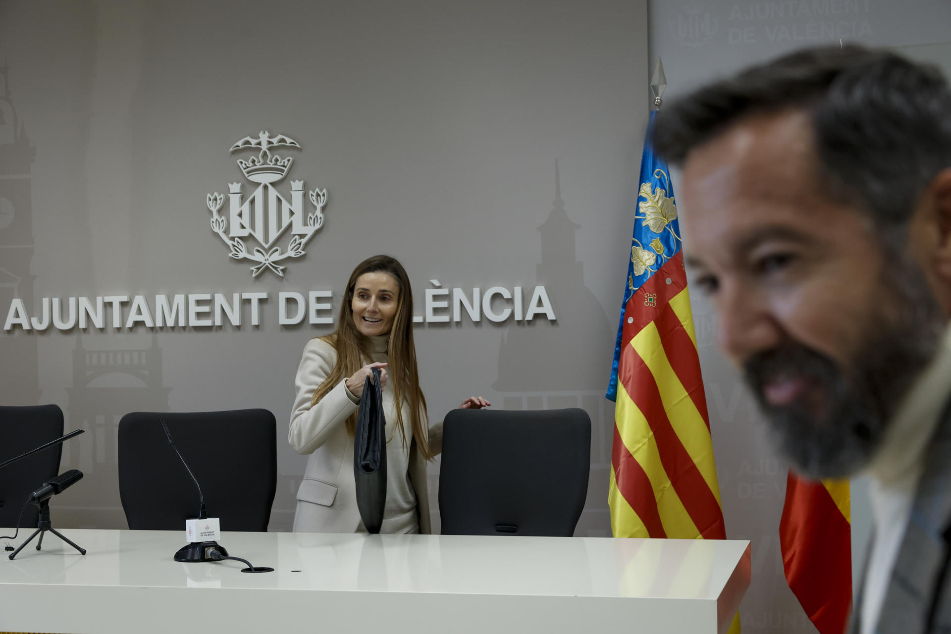 La edil de Vox en el Ayuntamiento de València, Cecilia Herrero, durante la rueda de prensa convocada este lunes para explicar su baja voluntaria de militancia solo unos días después de que el partido expulsara a otro edil, Juanma Badenas (d), por presuntas irregularidades en una adjudicación deja al grupo municipal con dos ediles y obligará a acometer una nueva reestructuración del Gobierno local. EFE/Biel Aliño