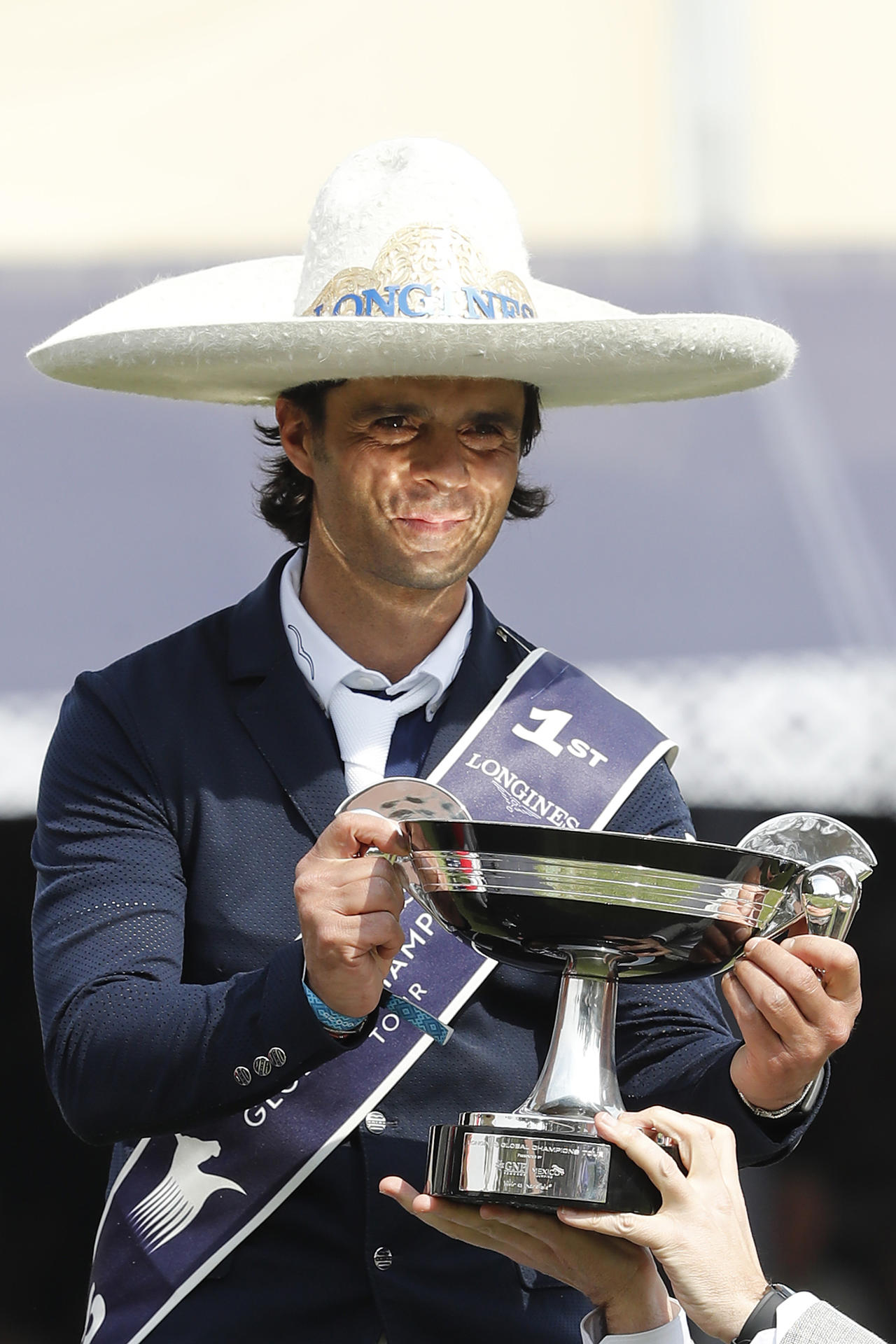 El jinete italiano Emanuele Camilli celebra el primer lugar en el Longines Global Champions Tour este domingo, en el Campo Marte de Ciudad de México (México). EFE/ Mario Guzmán