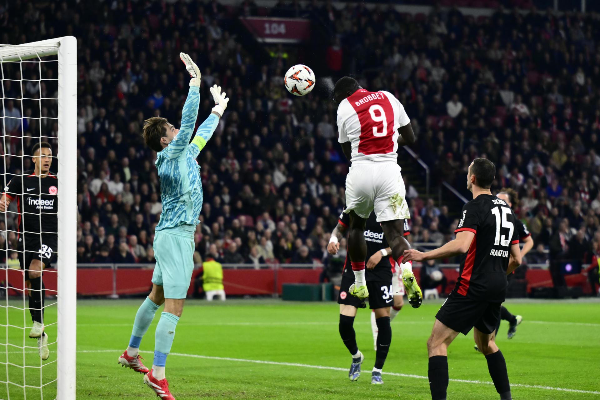 Brian Brobbey cabecea el 1-0. EFE/EPA/OLAF KRAAK