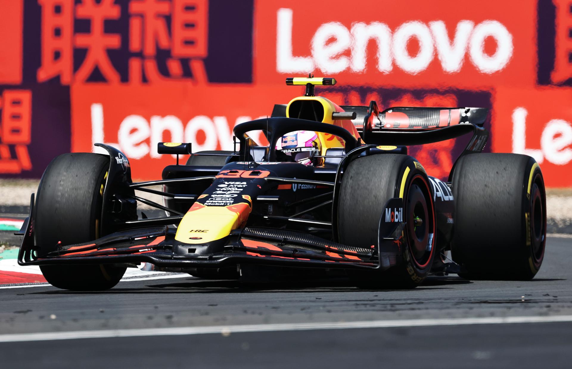 El piloto de Red Bull Racing Liam Lawson, de Nueva Zelanda, en acción durante la sesión de práctica del Gran Premio de Fórmula 1 de China, en el Circuito Internacional de Shanghái. EFE/EPA/ALEX PLAVEVSKI