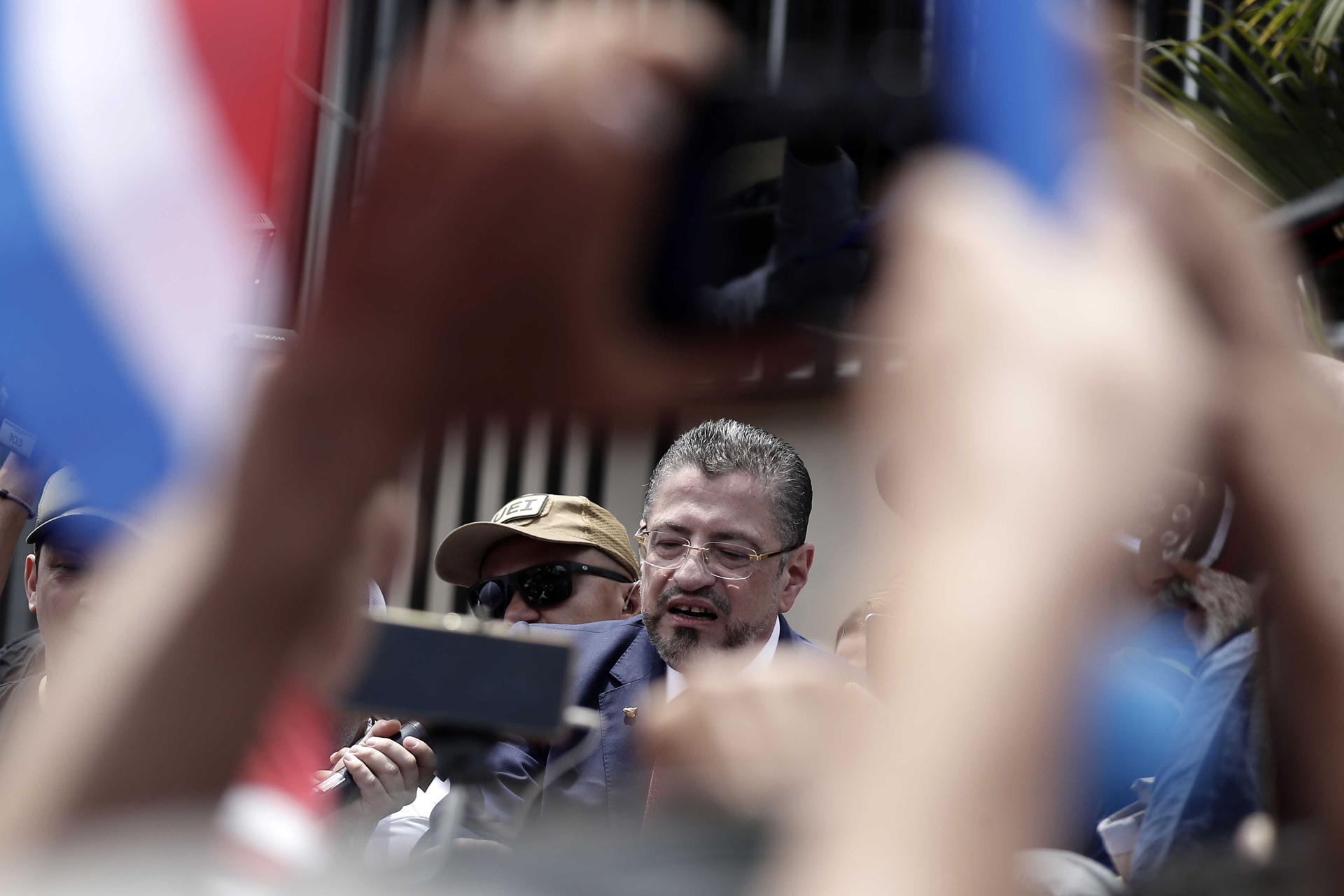 El presidente de Costa Rica, Rodrigo Chaves, habla durante una manifestación este martes, en San José (Costa Rica). EFE/Jeffrey Arguedas