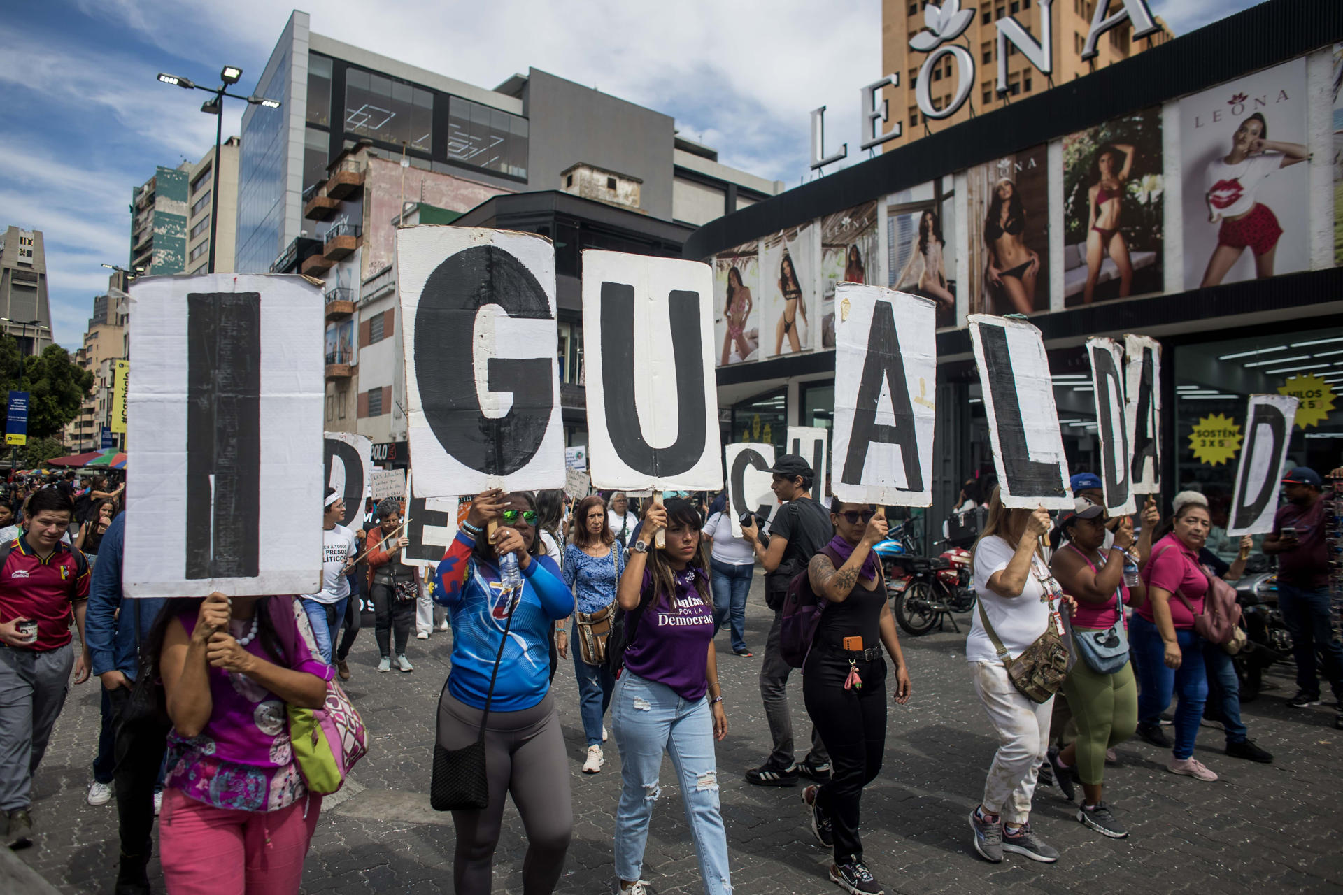 Mujeres participan en una marcha en el marco del Día del Internacional de la Mujer este 8 de marzo de 2025, Caracas (Venezuela). EFE/ Miguel Gutiérrez