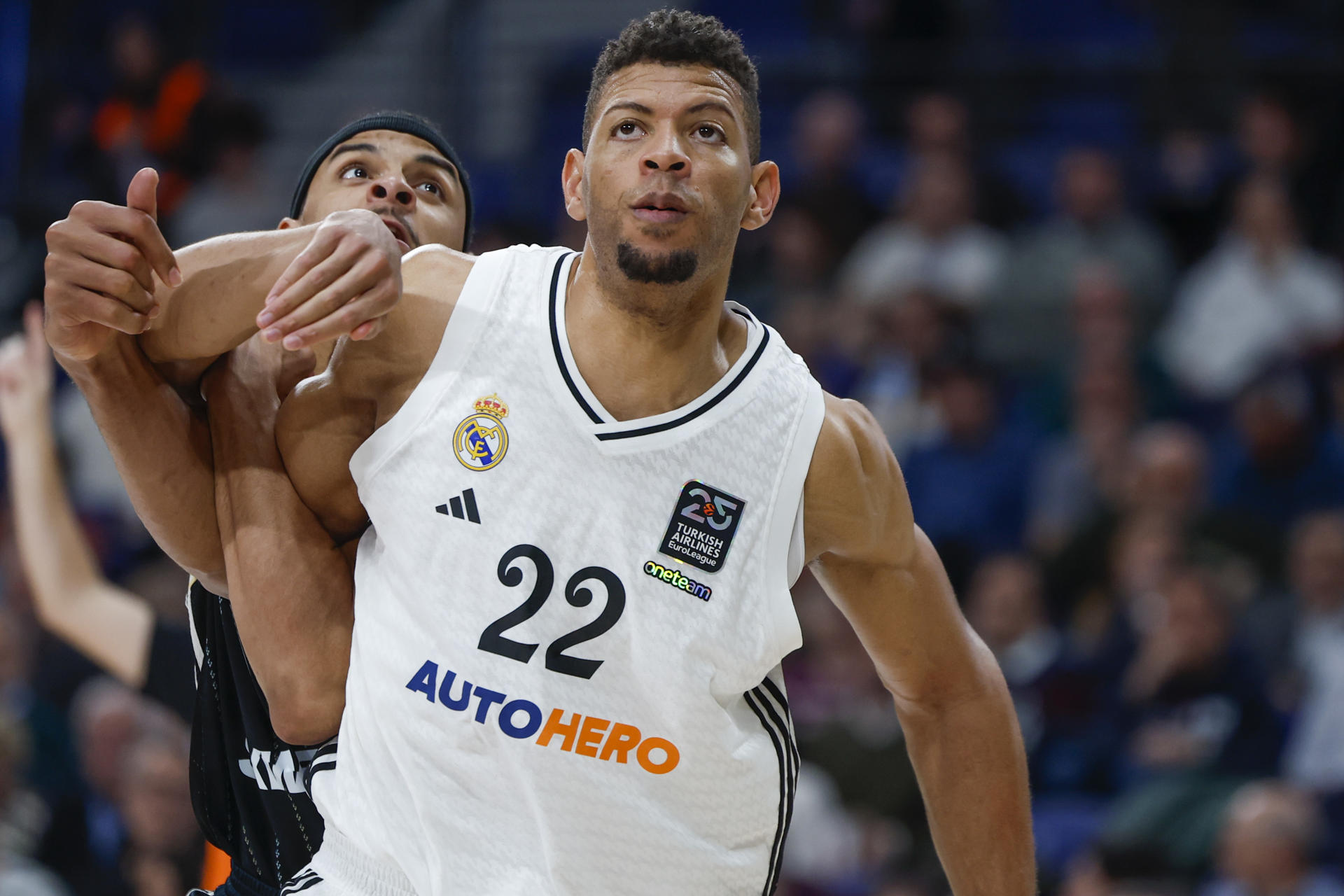 Edy Tavares lucha con Neal Sako. EFE/Juanjo Martín