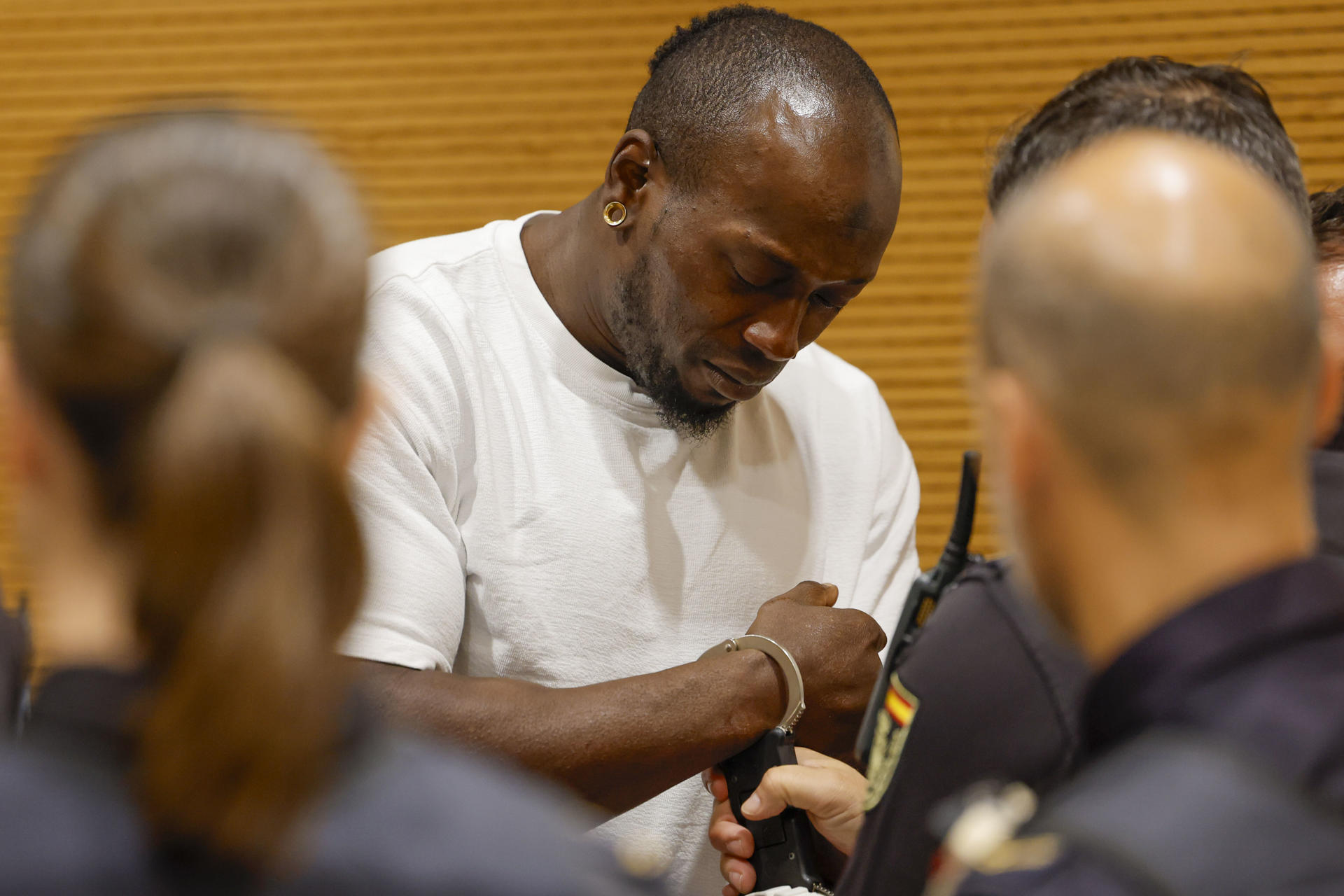 La Audiencia de Las Palmas ha condenado este viernes a cuatro años de cárcel a Juan Francisco L.S., de 36 años, el hombre que mató a su bebé de tres meses de un fuerte zarandeo, después de que un Jurado lo haya declarado culpable de un homicidio imprudente, al considerar que no fue consciente de la consecuencia de sus actos. En el juicio, también ha comparecido la madre de la menor, Brenda J.R.B., de 25 años, como acusada de un delito de abandono de familia. La sentencia le impone a ella y al padre sendas multas de 1.980 euros por la evidente desatención que presentaba la bebé. EFE/ Elvira Urquijo A.