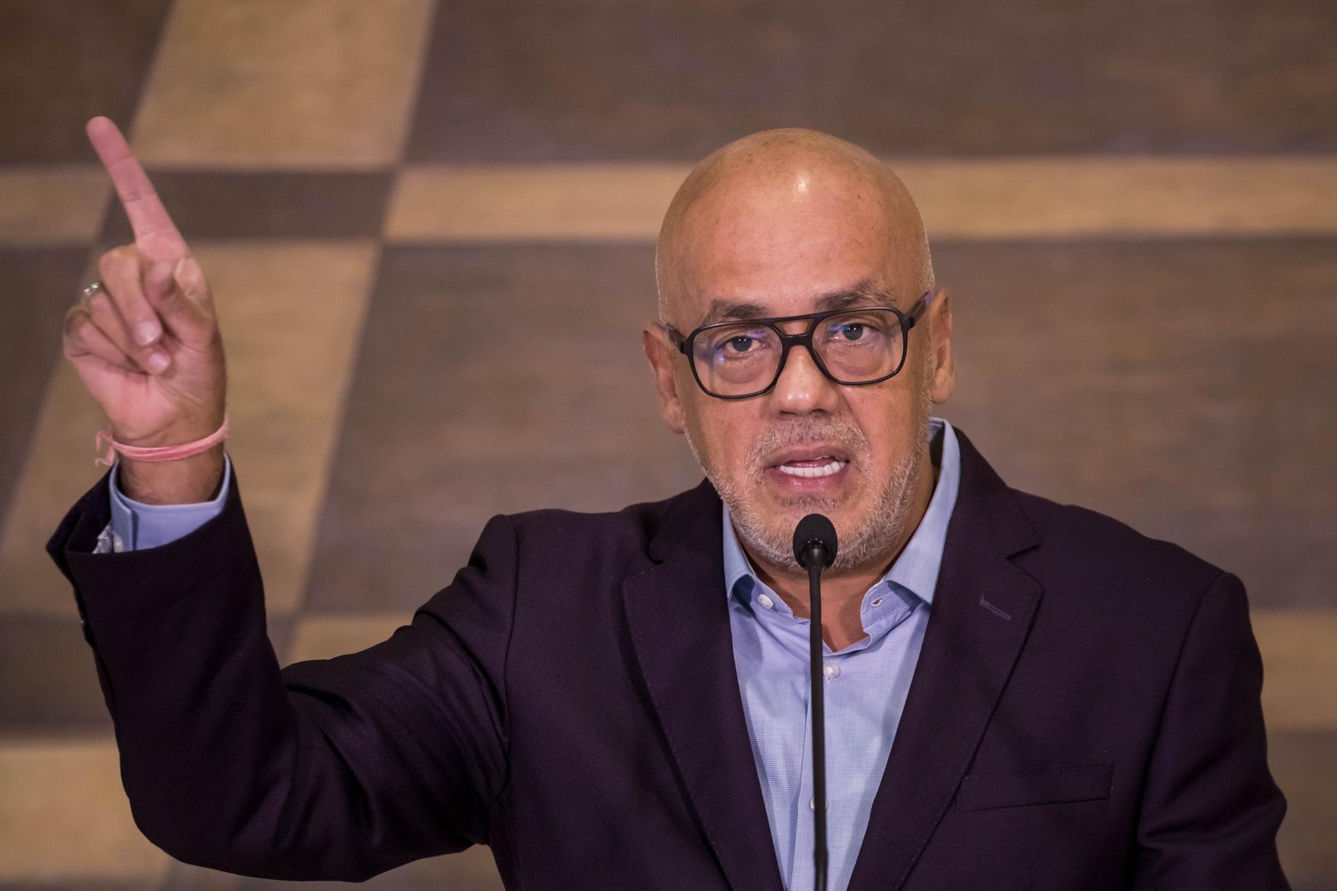 Fotografía de archivo en la que se registró al presidente de la Asamblea Nacional (Parlamento) de Venezuela y representante de su país en las negociaciones con EE.UU. para la repatración de venezolanos deportados desde el país norteamericano, Jorge Rodriguez. EFE/Miguel Gutiérrez