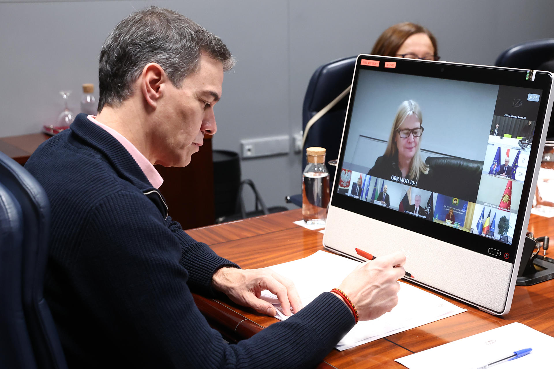 El presidente del Gobierno, Pedro Sánchez, participa este sábado por videoconferencia, desde el palacio de la Moncloa en Madrid, en la reunión de líderes sobre Ucrania convocada por el Reino Unido. EFE/Fernando Calvo/Moncloa / ***SOLO USO EDITORIAL/SOLO DISPONIBLE PARA ILUSTRAR LA NOTICIA QUE ACOMPAÑA (CRÉDITO OBLIGATORIO)***
