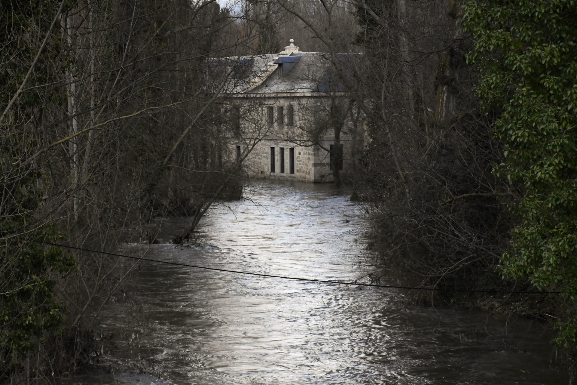 Vista de la crecida del río Eresma, este domingo a su paso por Segovia. La borrasca de alto impacto Jana ha comenzado a debilitarse pero seguirá afectando de forma notable a la península y a Baleares mañana lunes, dejando una situación de inestabilidad, con cielos nubosos o cubiertos y precipitaciones generalizadas, según las predicciones de la Agencia Estatal de Meteorología.EFE/ Pablo Martin
