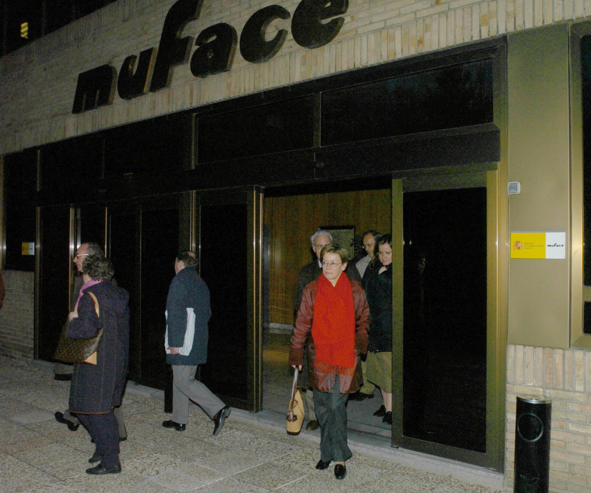 Imagen de archivo de funcionarios al terminar su jornada laboral en la sede de la Mutualidad de Funcionarios del Estado (MUFACE), en Madrid. EFE/Mondelo