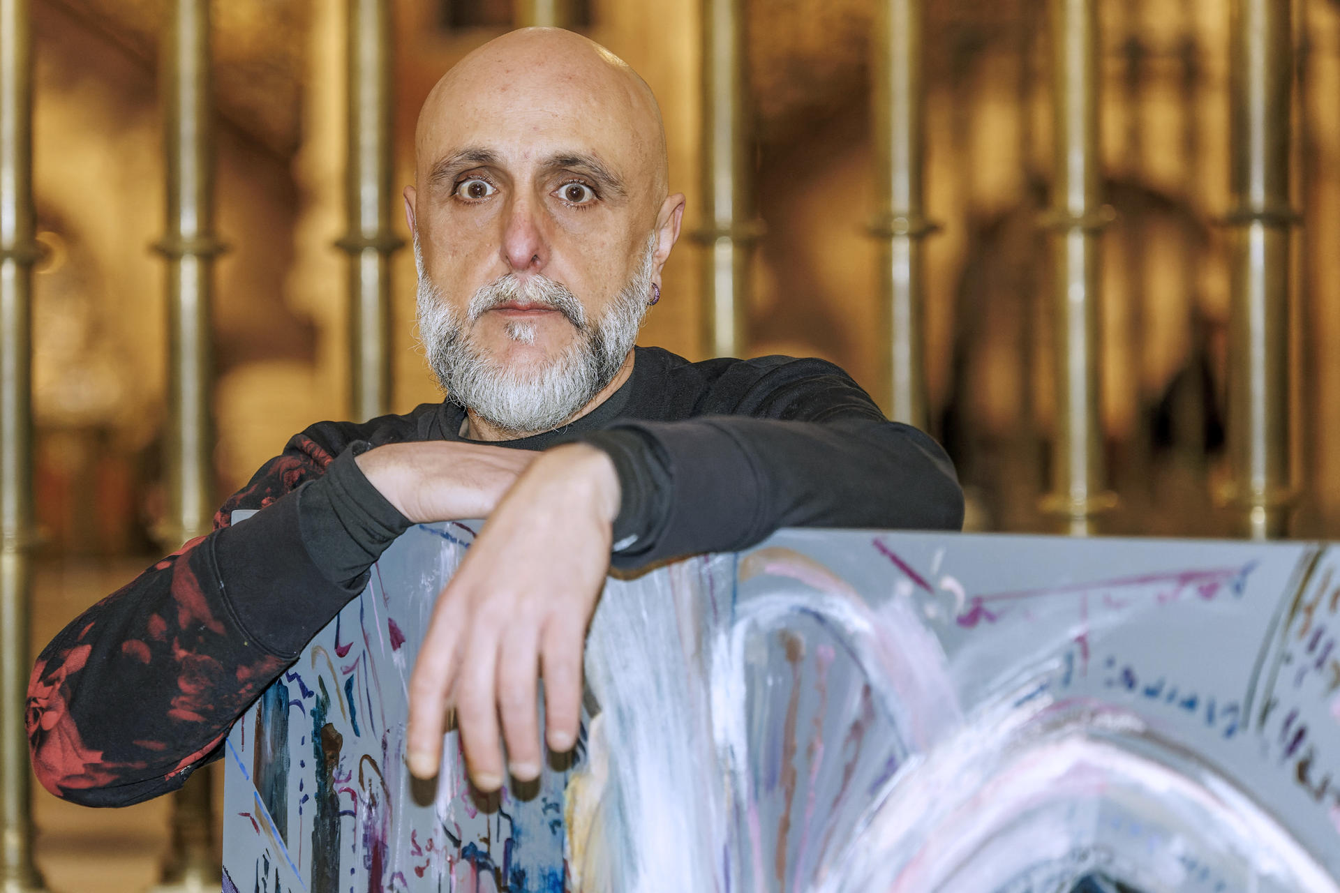 El pintor Fran Herreros apoyado en una de sus creaciones que ofrecen una visión más contemporánea, alegre y colorida de la Catedral de Burgos y en una entrevista con la Agencia EFE explica el proyecto artístico inmersivo que protagoniza para acercar el templo gótico al público desde una perspectiva más fresca e innovadora. EFE/Santi Otero
