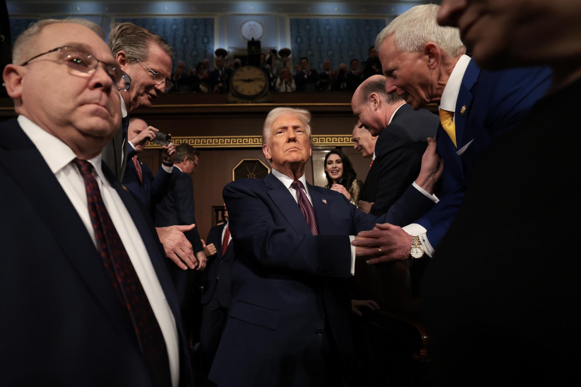El presidente de EE. UU. Donald Trump llega para dirigirse a una sesión conjunta del Congreso de los Estados Unidos en el Capitolio de EE. UU. en Washington, DC, EE. UU., el 04 de marzo de 2025. EFE/WIN MCNAMEE / POOL