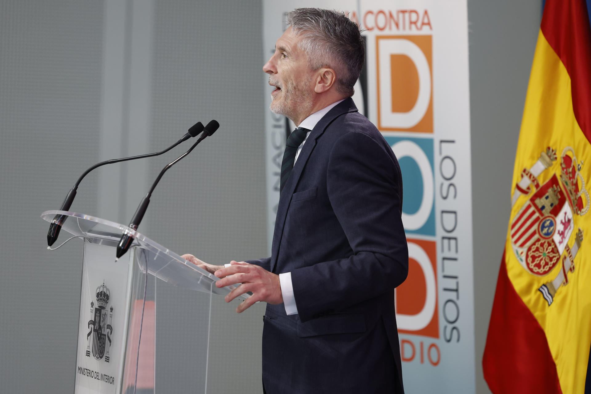El ministro del Interior, Fernando Grande-Marlaska, interviene en la presentación del III Plan de lucha contra los delitos de odio, que incluye 109 medidas para la prevención y persecución de estas infracciones penales, así como para mejorar la protección de las víctimas, este lunes. EFE/ Mariscal