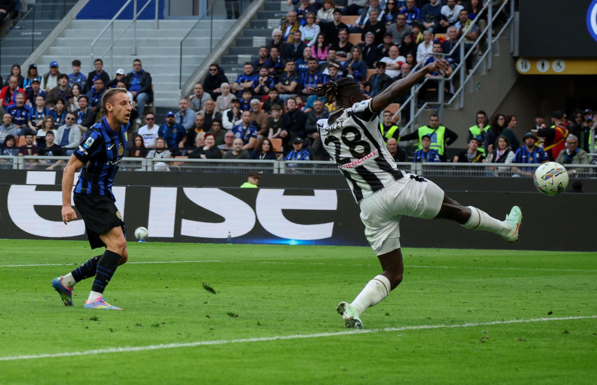 El medio del FC Inter Davide Frattesimarca durante el partido de la Serie A que han jugado FC Inter y Udinese en el Giuseppe Meazza Stadium en Milan, Italia. EFE/EPA/ROBERTO BREGANI