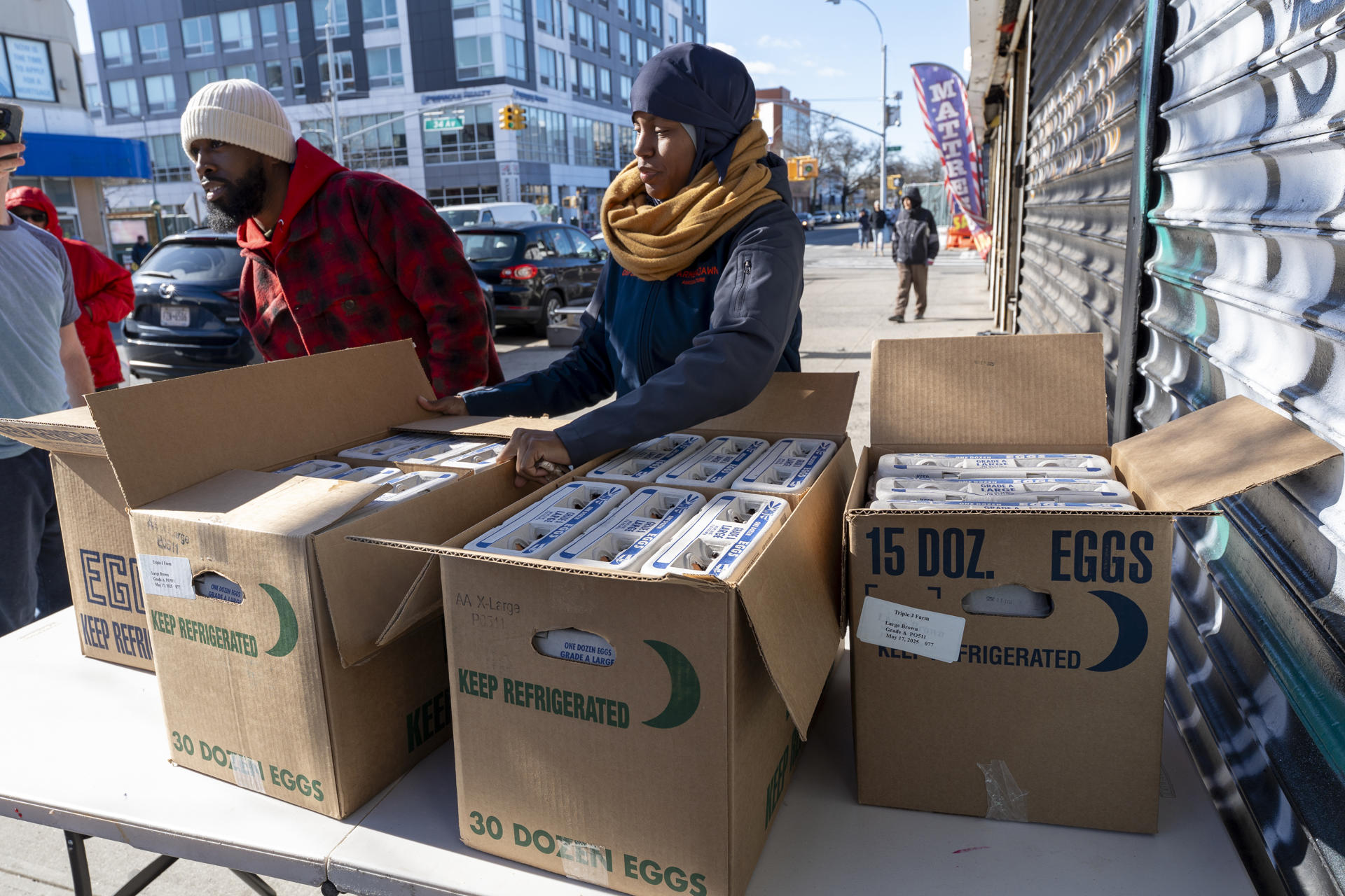 Personas reparten huevos este 21 de marzo de 2025 en Nueva York (Estados Unidos). EFE/ Angel Colmenares