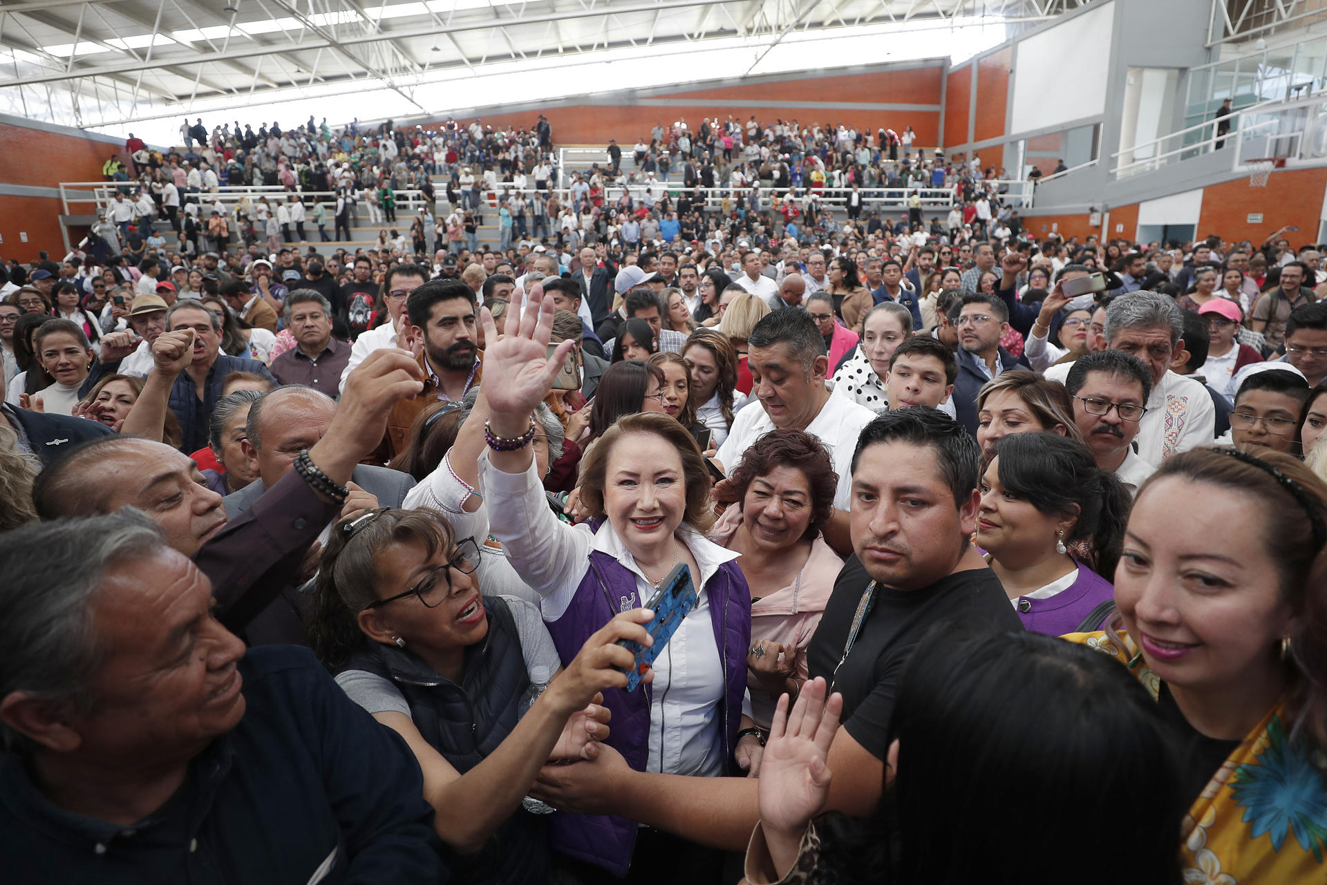 Fotografía del 30 de marzo de 2025 de la ministra de la Suprema Corte de México, Yasmín Esquivel (c), saludando en un acto de campaña este domingo, en Ecatepec (México). EFE/ Isaac Esquivel