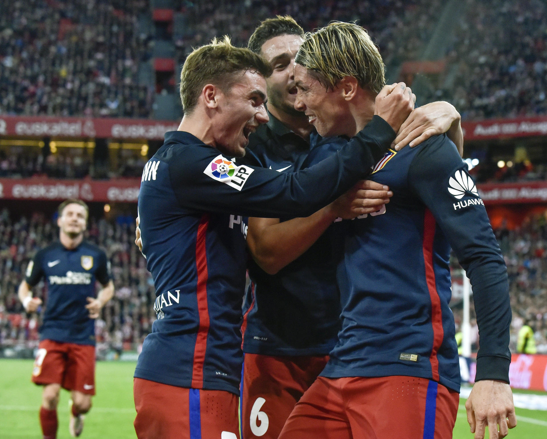 Fernando Torres, Griezmann y Koke celebran un gol en la recta final de la temporada 2015-16. EFE/Miguel Toña