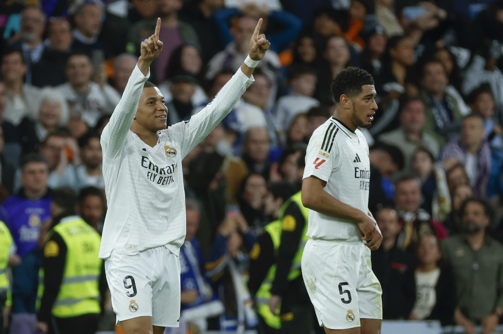 El delantero del Real Madrid Kylian Mbappé (i) celebra su segundo gol durante el partido de la jornada 29 de LaLiga que Real Madrid y CD Leganés disputaron en el estadio Santiago Bernabéu. EFE/Mariscal