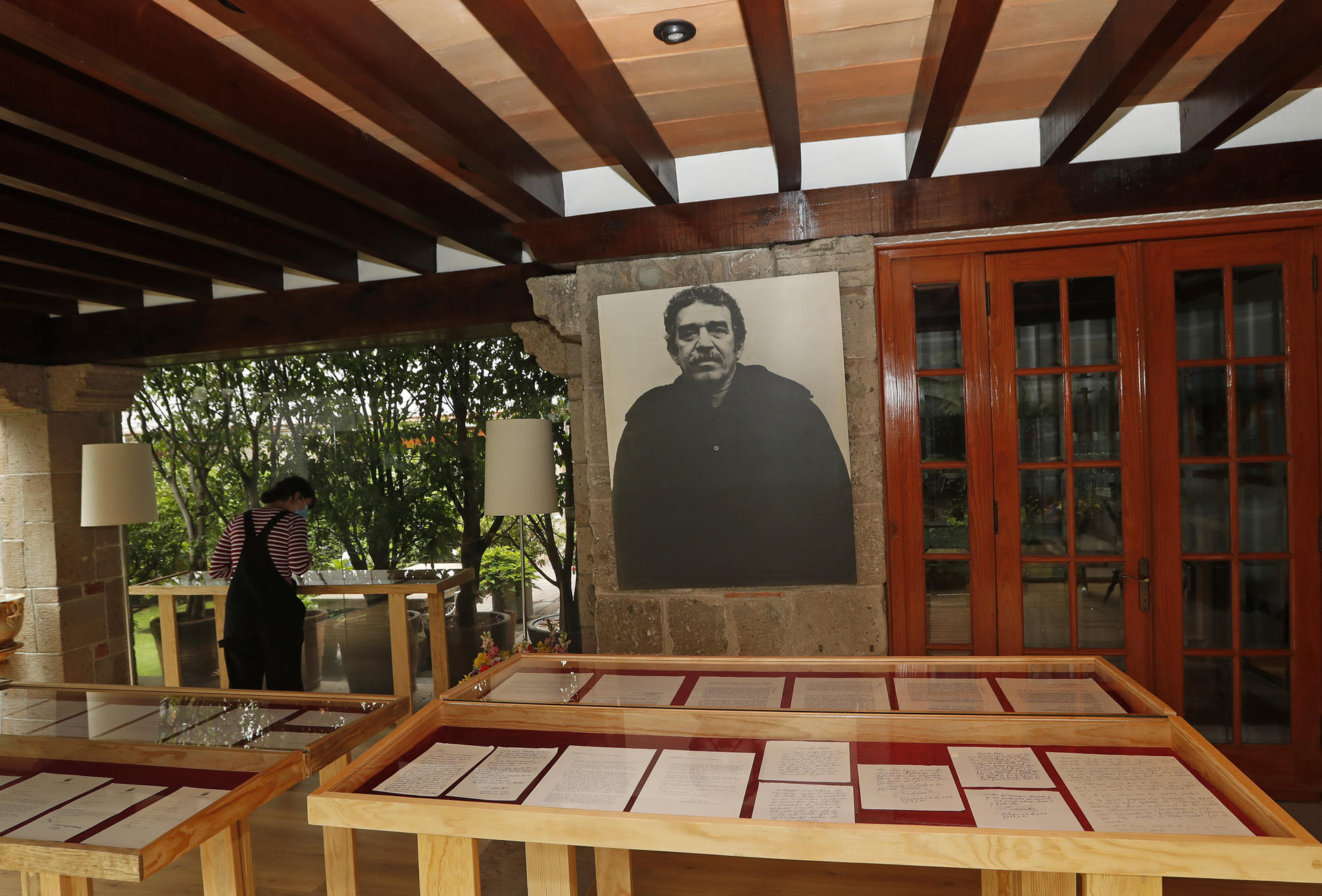 Fotografía de archivo de algunas de las cartas recibidas por el escritor colombiano Gabriel García Márquez en Ciudad de México (México). EFE/ Mario Guzmán