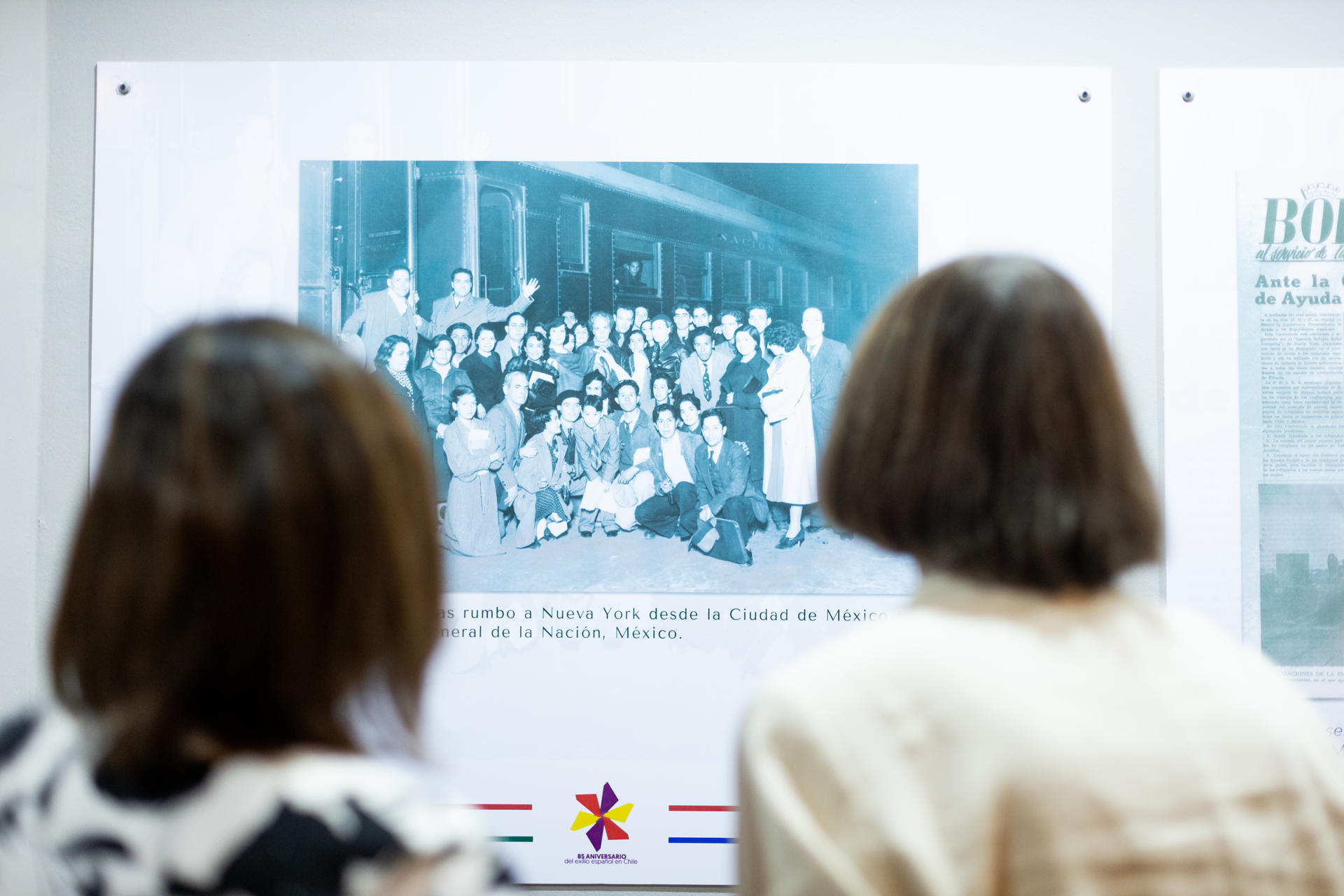 La rectora de la Universidad de Chile, Rosa Devés (d), y la embajadora de México en Chile, Laura Beatriz Moreno Rodríguez, asisten a la inauguración de la exposición 'Pasajes de la solidaridad de dos naciones hermanas: México y Chile a 85 años del exilio republicano español' este martes, en Casa Central de la Universidad de Chile, en Santiago (Chile). EFE/ Ailen Díaz