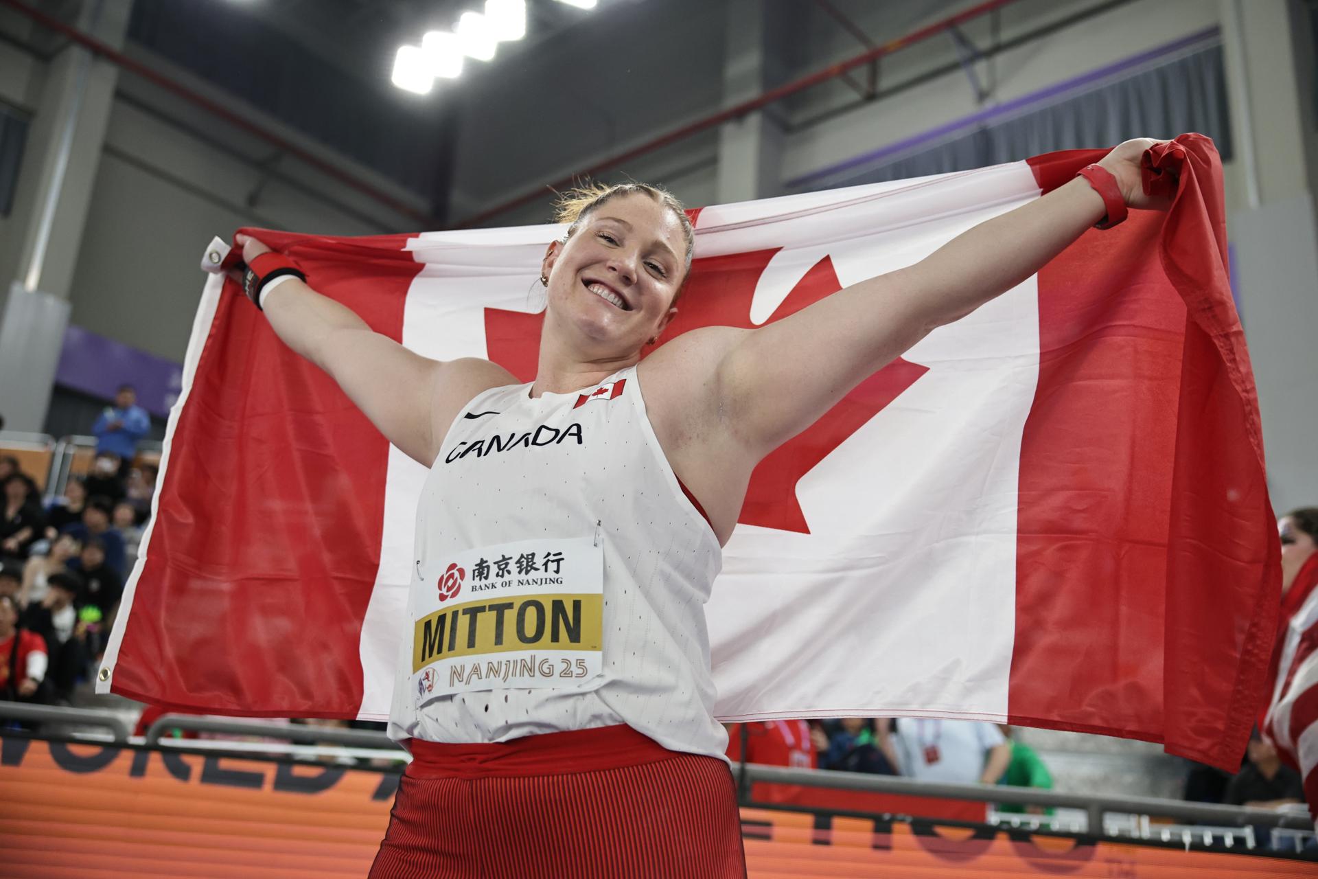 La canadiense Sarah Mitton, tras ganar la final de lanzamiento de peso en los Campeonatos Mundiales de Atletismo en pista cubierta en Nanjing, China. EFE/EPA/ANDRÉS MARTÍNEZ CASARES