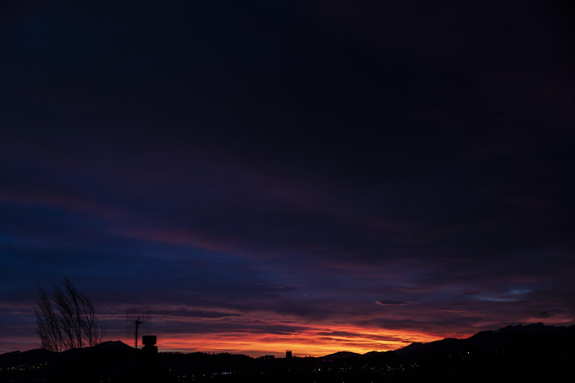 Vista del amanecer este jueves en San Sebastián. EFE/Javier Etxezarreta