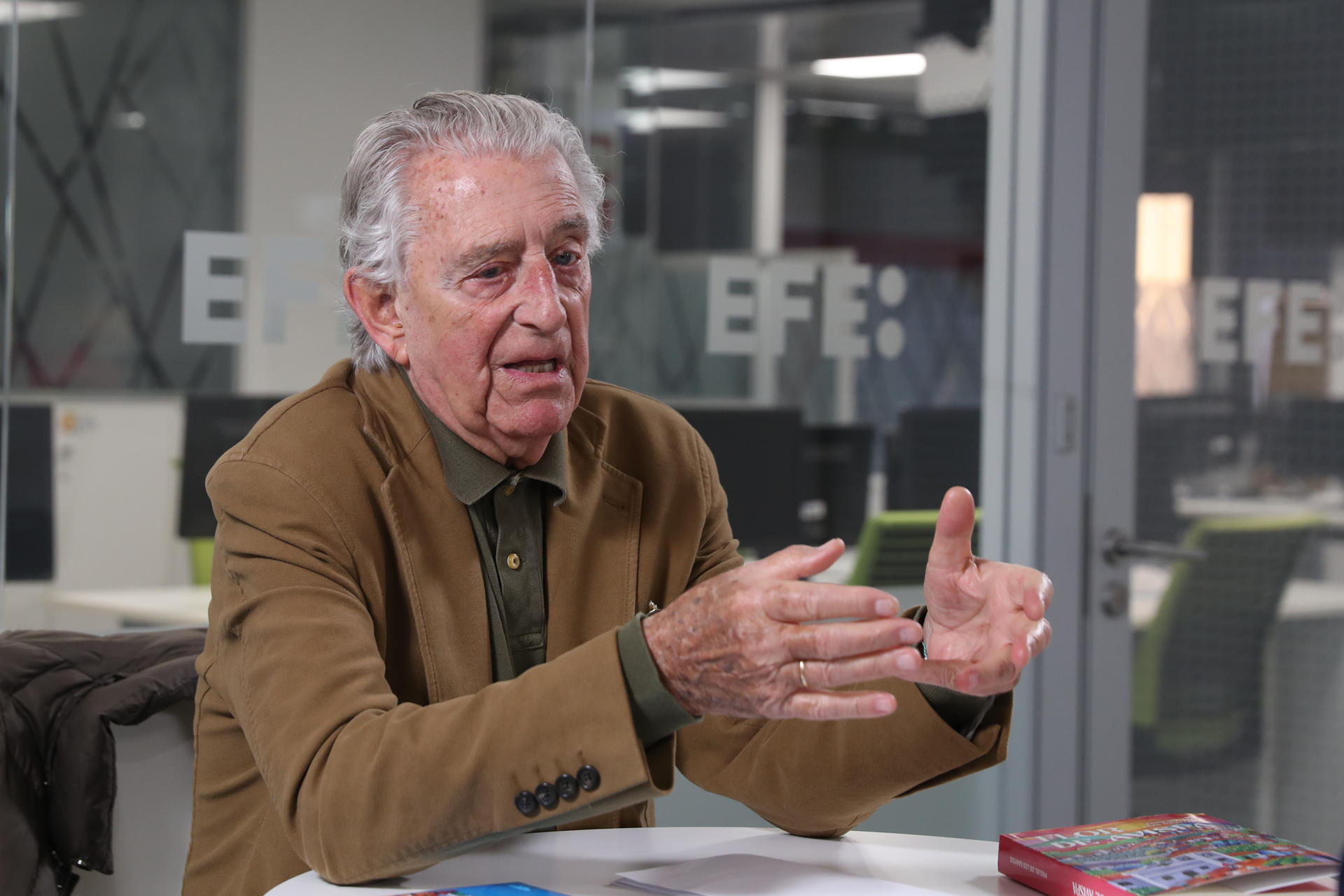 'Flor de avispa' es la nueva novela del periodista y escritor Miguel de los Santos, ambientada en Nicaragua, un país caído en el olvido mientras el foco mediático apunta a otros como Cuba o Venezuela. La novela nace de una entrevista con Ernesto Cardenal (1925-2020), el sacerdote nicaragüense que abrazó la teología de la liberación y la revolución sandinista, que fue suspendido por Juan Pablo II, cuya imagen reprimiéndole mientras el cura le saludaba de rodillas dio la vuelta al mundo, y luego rehabilitado por Francisco. EFE/ Alberto Aguado