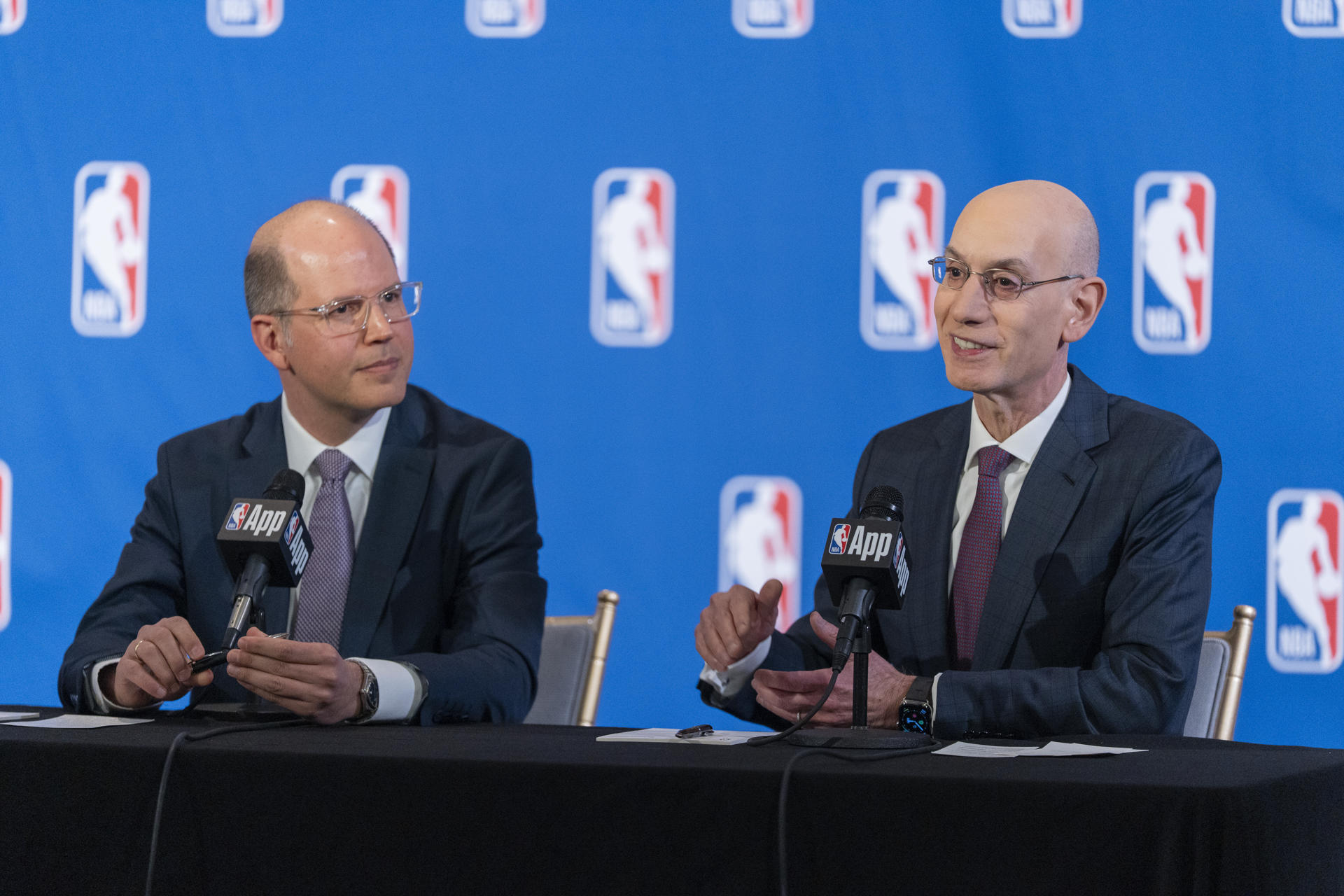 El comisionado de la NBA, Adam Silver (d), habla junto al secretario general de la Federación Internacional de Baloncesto (FIBA), Andreas Zagklis (I). EFE/ Angel Colmenares
