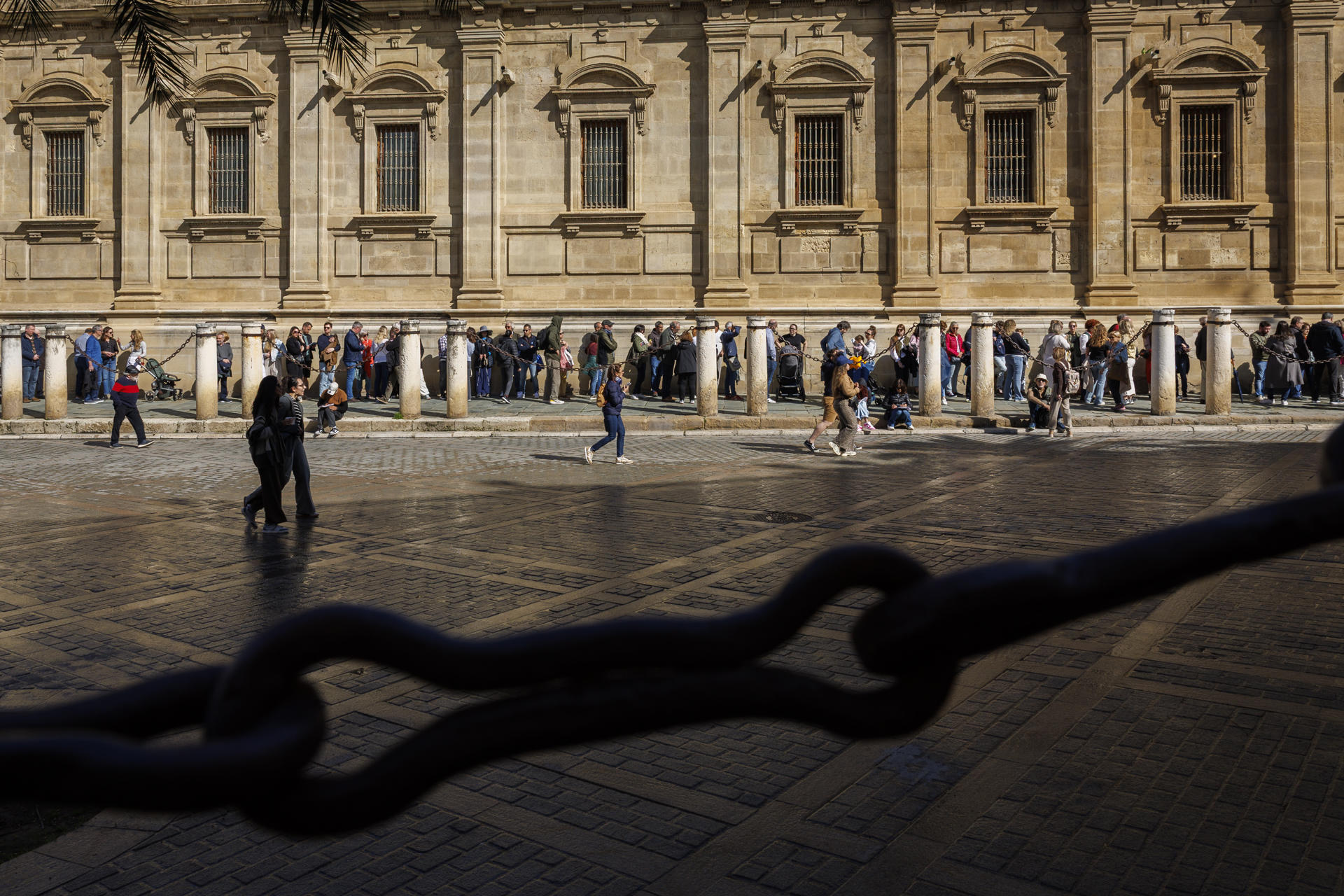 Turistas haciendo cola para acceder a la Catedral de Sevilla este martes. EFE/ Julio Muñoz