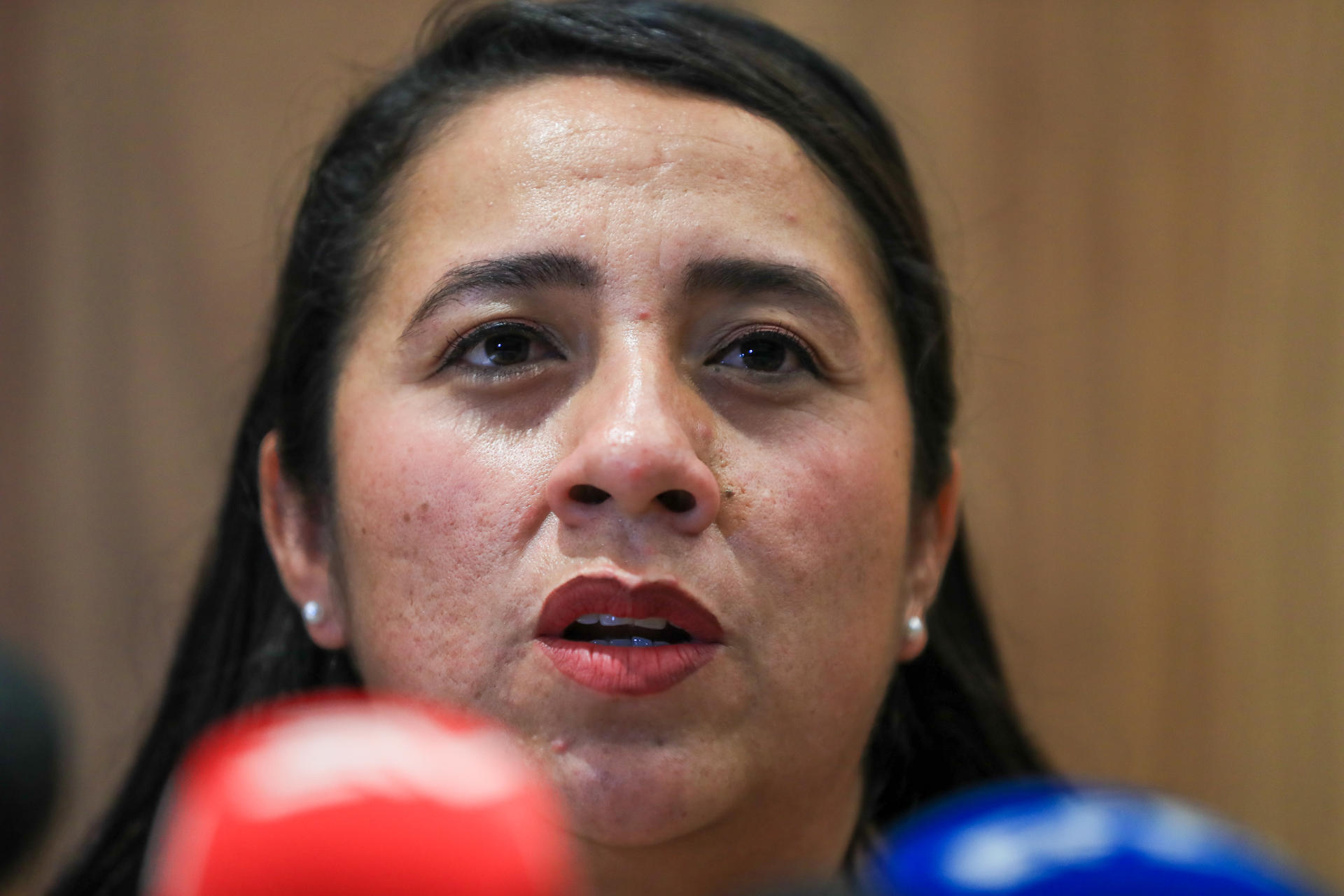La agente penitenciaria Rebeca García, fue registrada este viernes, 14 de marzo, durante una rueda de prensa, en Quito (Ecuador). EFE/José Jácome
