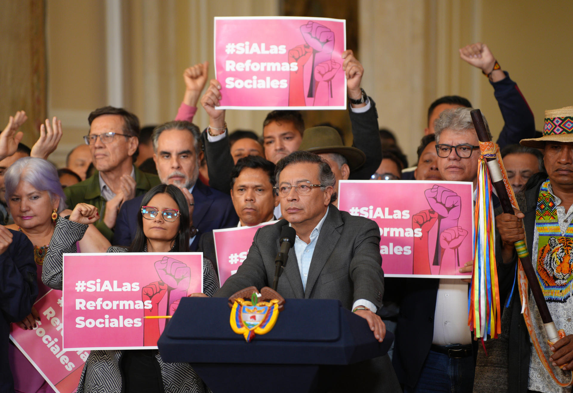 Fotografía cedida este martes, 11 de marzo, por la Presidencia de Colombia en la que se registró al mandatario Gustavo Petro (c) al anunciar una consulta popular para tramitar las propuestas que lo llevaron al poder en 2022 y que no han sido aprobadas por el legislativo. EFE/Presidencia de Colombia