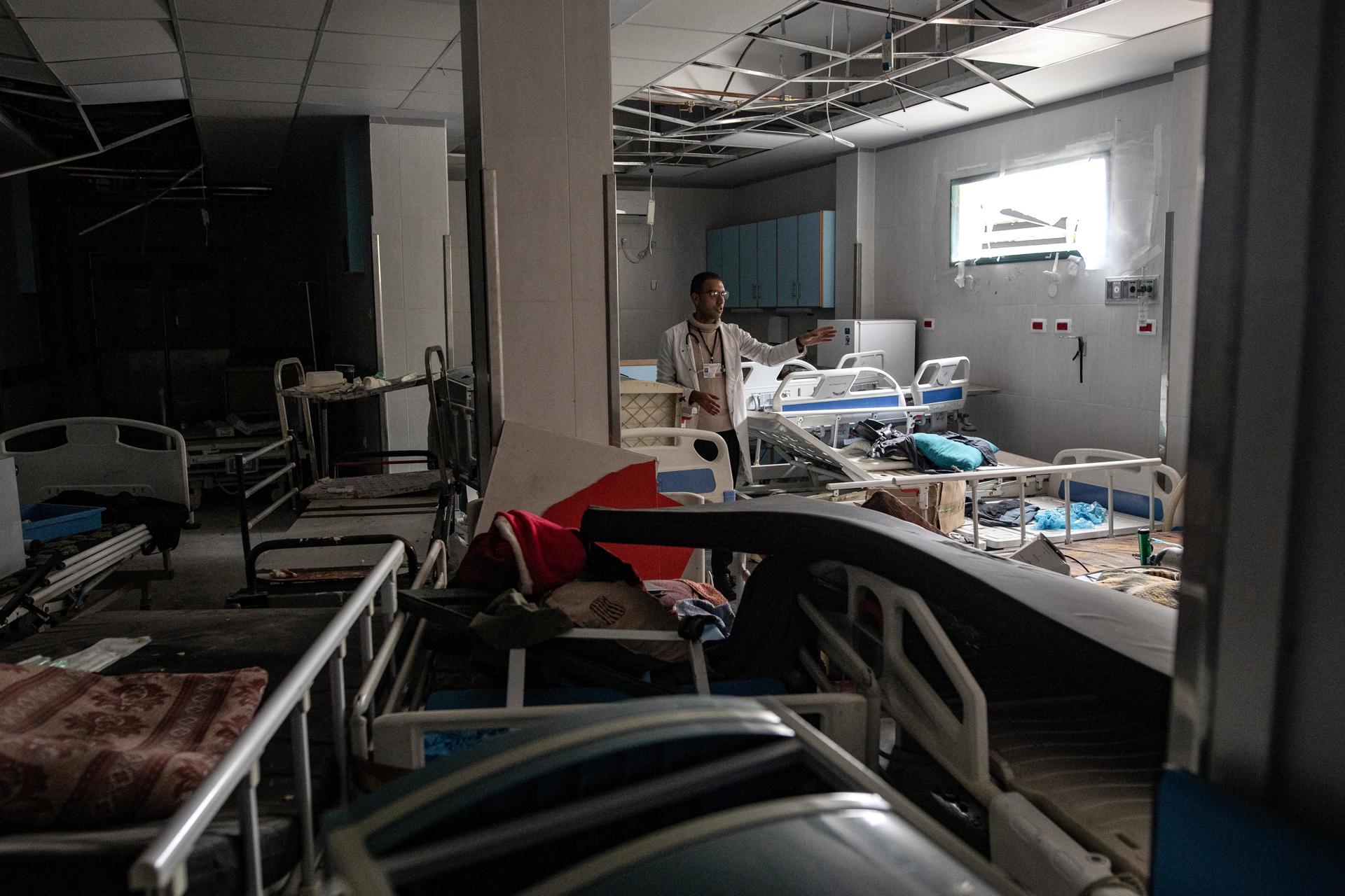 Fotografía de archivo de un médico palestino que inspecciona una habitación dentro del dañado Hospital Nasser en Khan Younis. EFE/EPA/HAITHAM IMAD