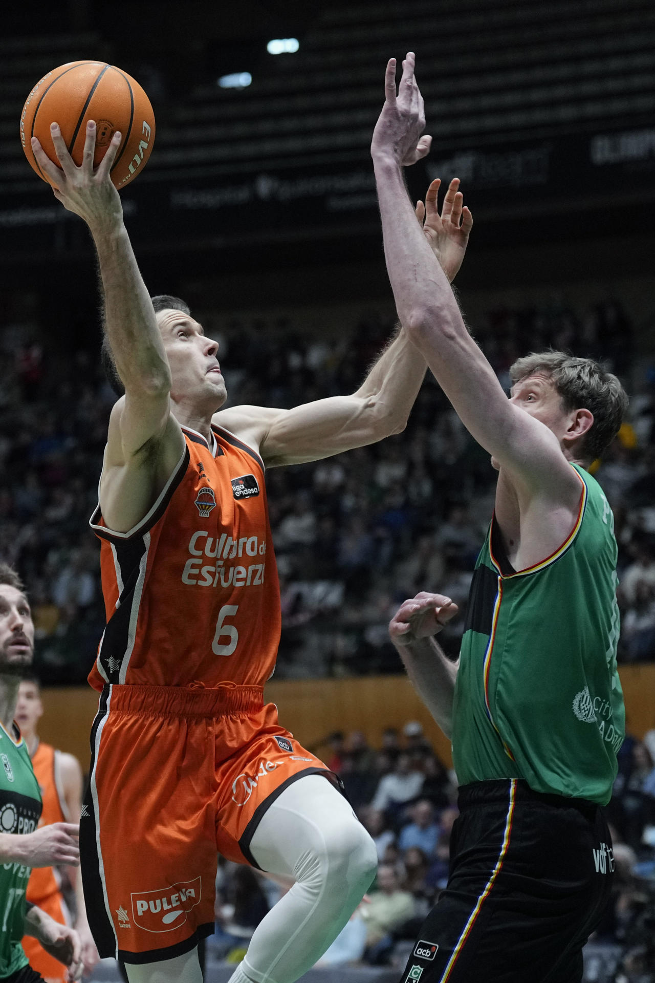 El jugador de Valencia Basket, Lopez- Arostegui (i), intenta encestar ante el jugador ucraniano del Joventut, Artem Pustovyi, durante el encuentro correspondiente a la fase regular de la Liga Endesa que disputaron en el Pabellón Olímpico de Badalona. EFE/ Enric Fontcuberta.