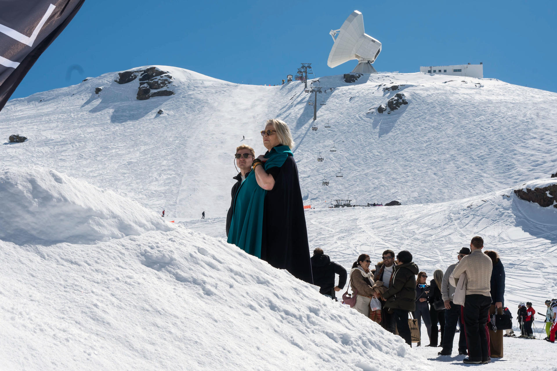 La diseñadora Pilar Dalbat ha convertido este jueves una parte de Sierra Nevada en pasarela para el primer desfile de moda que se hace en una estación de esquí española, en un guiño más a su Granada natal que encumbra a sus modelos y proyecta el entorno. EFE/ Miguel Ángel Molina