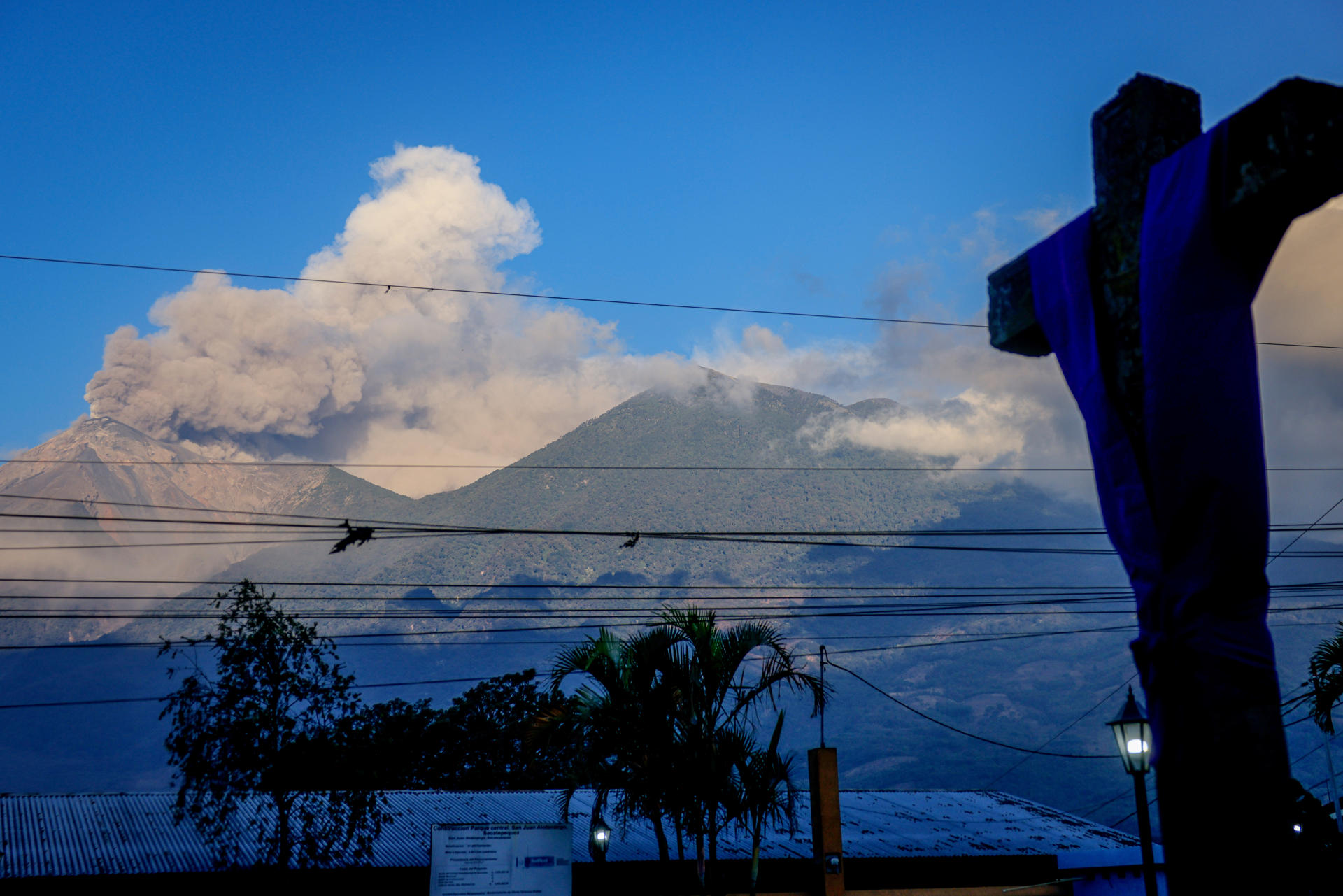 Fotografía del volcán de Fuego durante una "erupción masiva" en la madrugada de este 10 de marzo de 2025, en Alotenango (Guatemala). EFE/ Str