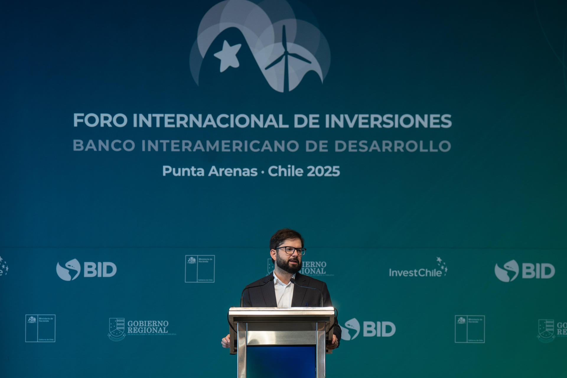 Fotografía cedida este lunes, 24 de marzo, por la Presidencia de Chile en la que se registró al mandatario Gabriel Boric, durante la ceremonia inaugural del Foro Internacional de Inversiones Punta Arenas 2025: Inversión verde en América Latina y el Caribe, soluciones con alcance global, en Punta Arenas (Chile). EFE/Presidencia de Chile