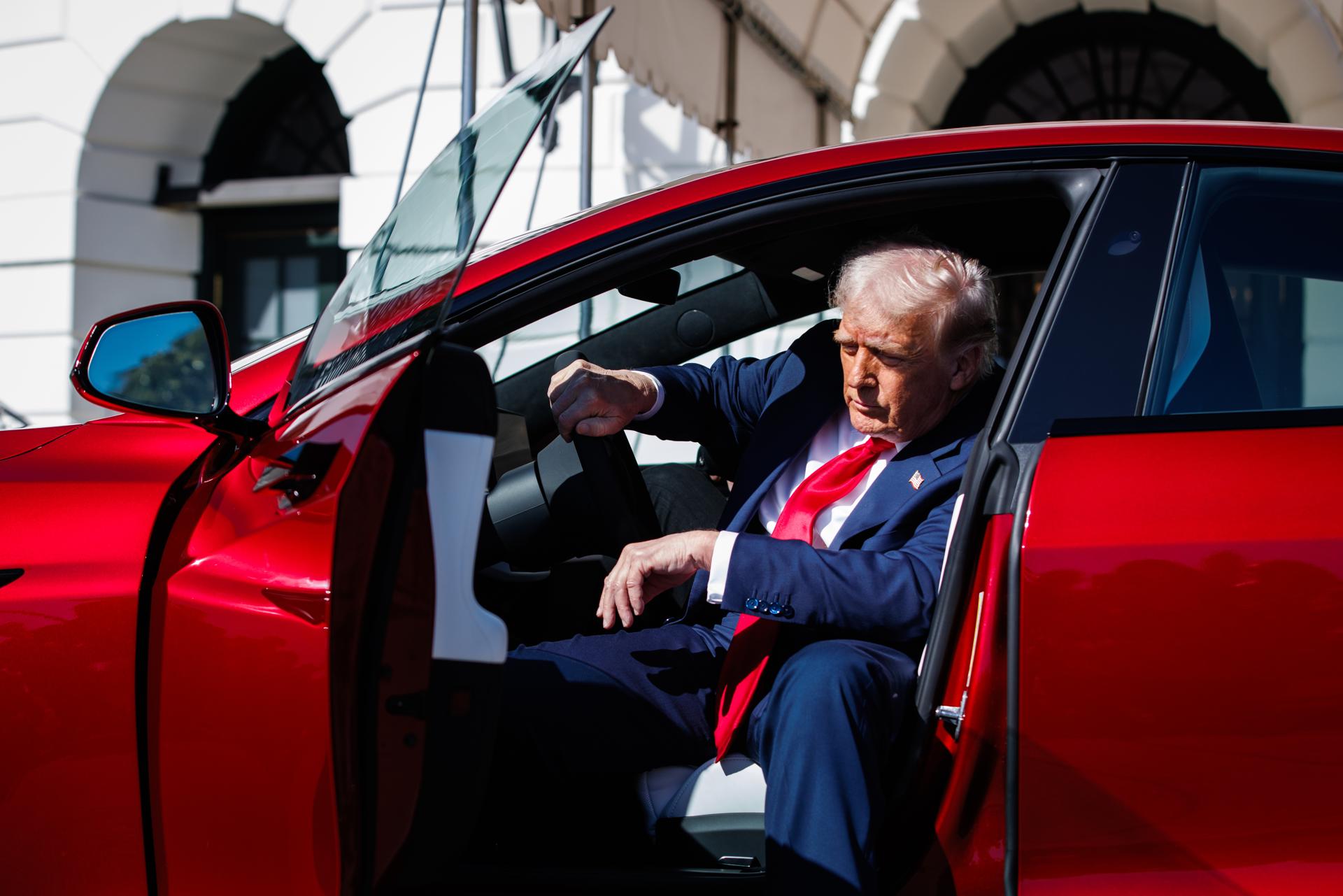 El presidente de Estados Unidos, Donald Trump, baja de un Tesla Model S en el jardín sur de la Casa Blanca en Washington, D.C., EE.UU., el 11 de marzo de 2025. EFE/EPA/SAMUEL CORUM / POOL