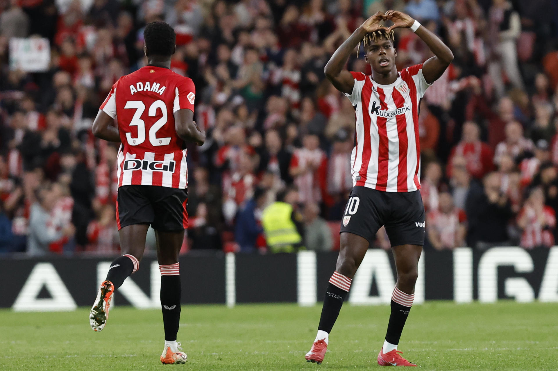 Nico Williams (d) celebra un gol en San Mamés. EFE/ Miguel Toña