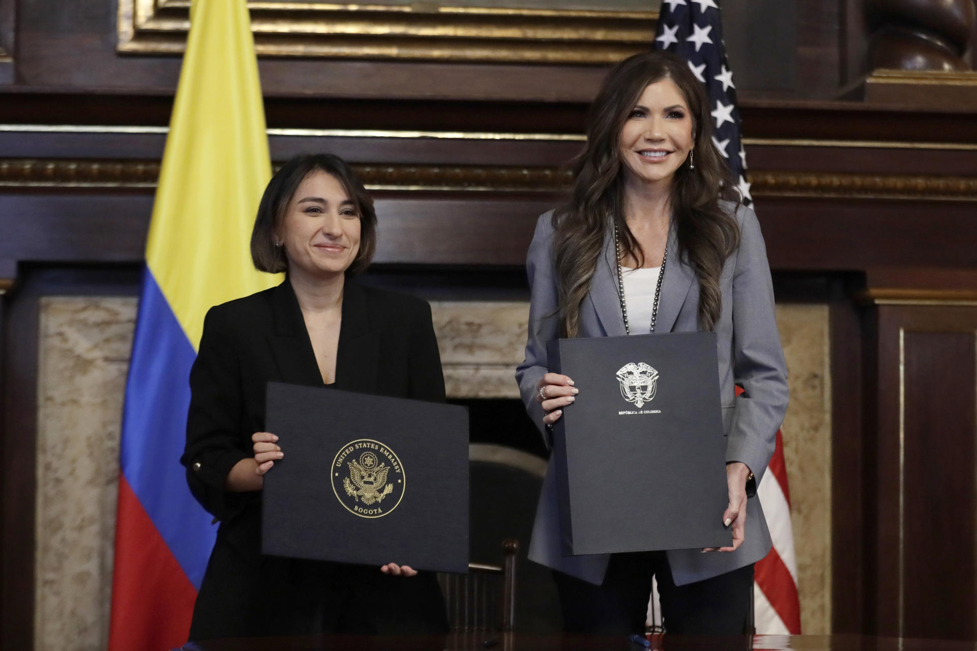 La secretaria de Seguridad Nacional de Estados Unidos, Kristi Noem (d), posa con la canciller de Colombia, Laura Sarabia (i), este jueves en Bogotá (Colombia). EFE/ Carlos Ortega