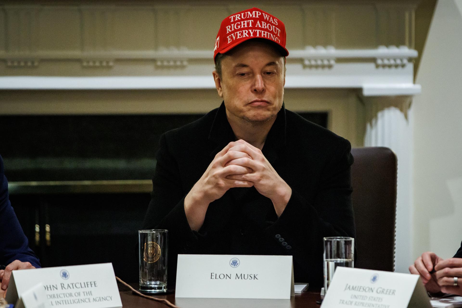 Elon Musk, CEO de Tesla y asesor principal del presidente de Estados Unidos, Donald Trump, en una reunión con Trump y miembros de su gabinete en la Sala del Gabinete de la Casa Blanca en Washington, D.C., EE. UU., el 24 de marzo de 2025. (Estados Unidos)EFE/EPA/Samuel Corum/ POOL